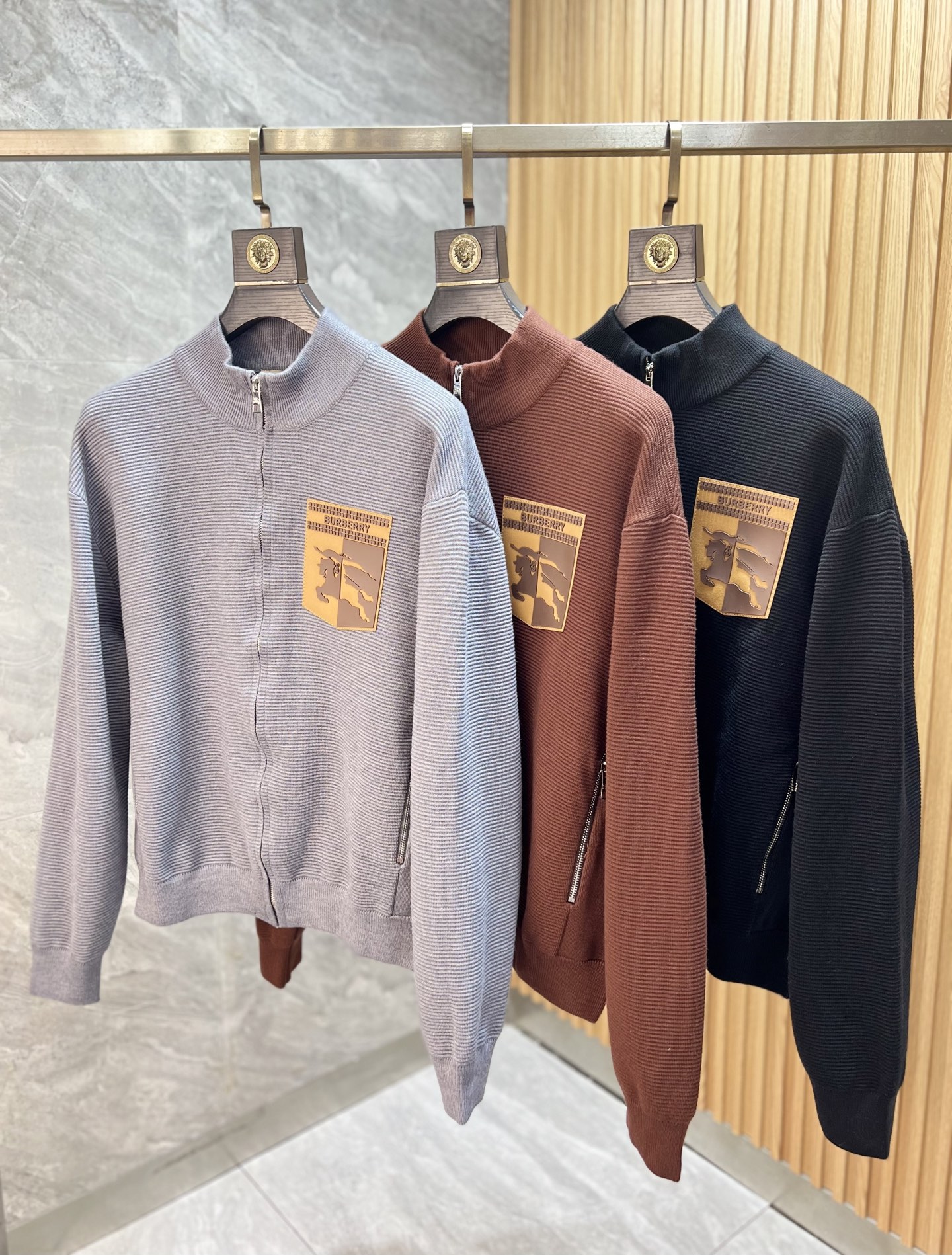 NO:644300,Burberry/Burberry 2025 new autumn and winter new products, complete with three labels, cardigan and thick woolen sweater, good products need no introduction, look at the details, counter size M-XXXL 175/140, recommended L,, burberry, burberry, alexander wang19860909Burberry/巴宝莉 2025年秋冬新品上新 三标齐全 开衫加厚羊毛衫 好货不用过多介绍 看细节 专柜码数M-XXXL 175/140建议L,,burberry,burberry,alexander wang,Men's clothing