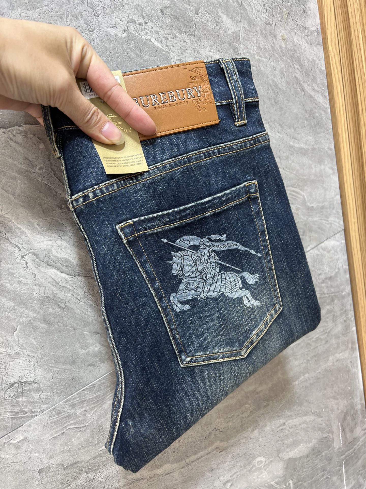 NO:652170,Burberry/Burberry 2025 autumn and winter new products, complete with three labels, jeans, good products, no need to introduce too much, look at the details, counter size 28-38/140 upper body size 32,,burberry,burberry,jeans,alexander wang19860909Burberry/巴宝莉 2025秋冬新品 三标齐全 牛仔裤 好货不用过多介绍 看细节 专柜码数28-38 /140上身32码,,burberry,burberry,jeans,alexander wang,Men's clothing