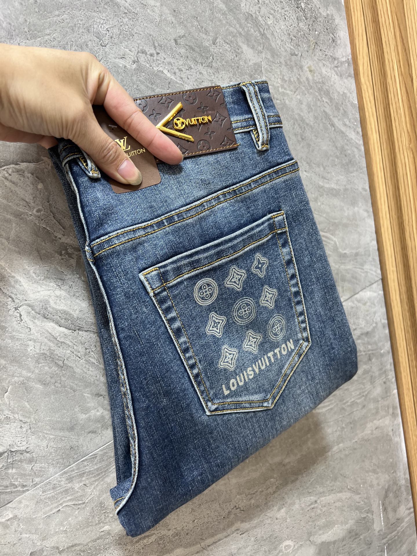 NO:647129,LV/Louis Vuitton 2025 autumn and winter new products, complete with three labels, jeans, good products, no need to introduce too much, look at the details, the counter size is 28-38/140, upper body size 32, louis vuitton, louis vuitton, jeans, alexander wang19860909LV/路易威登 2025秋冬新品 三标齐全 牛仔裤 好货不用过多介绍 看细节 专柜码数28-38 /140上身32码,,louis vuitton,louis vuitton,jeans,alexander wang,Men's clothing