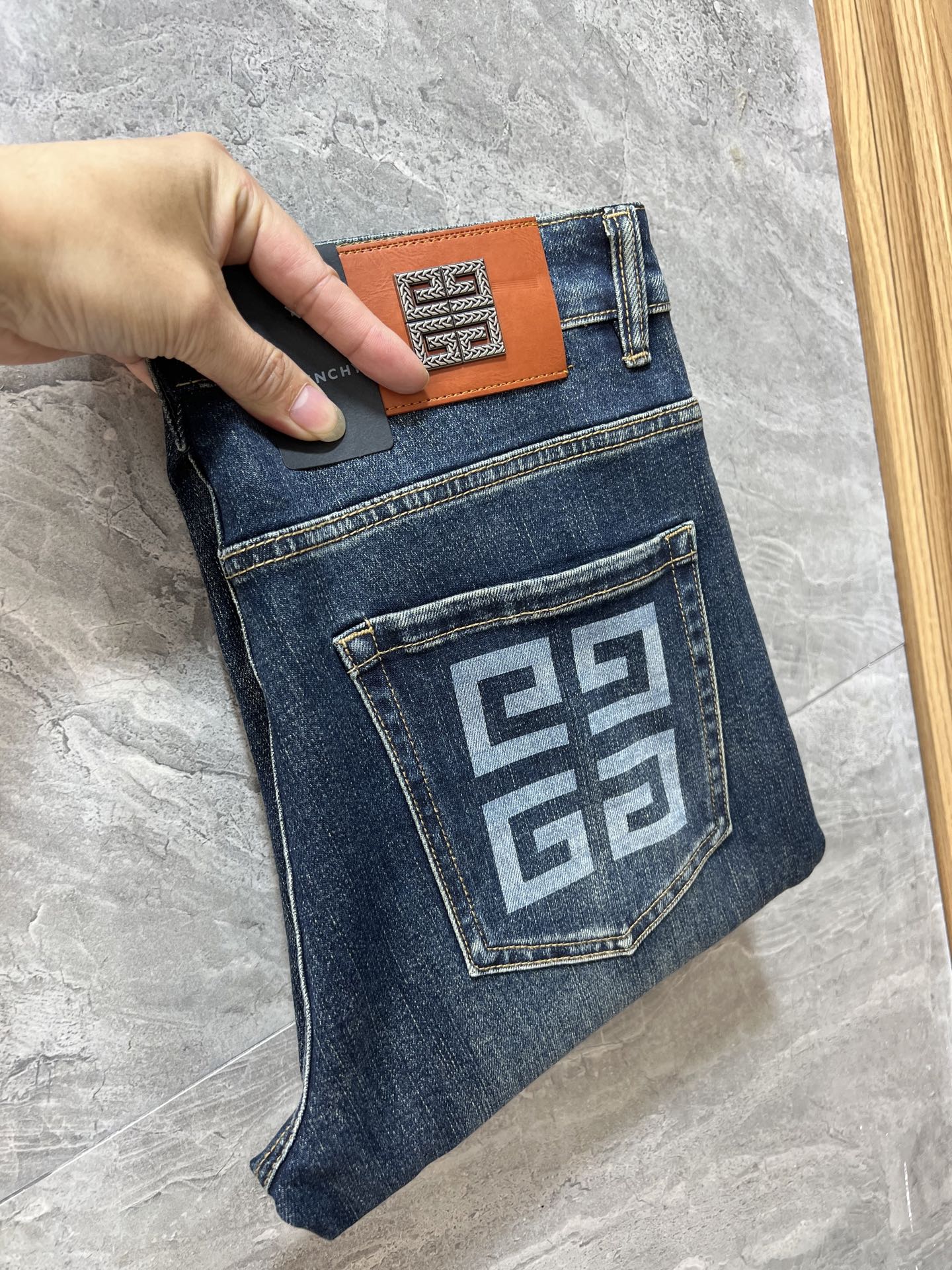 NO:647138,give/Givenchy 2025 autumn and winter new products, complete with three labels, jeans, good products, no need to introduce too much, look at the details, the counter size is 28-38/140, upper body size 32,,givenchy,givenchy,jeans,alexander wang19860909give/纪梵希 2025秋冬新品 三标齐全 牛仔裤 好货不用过多介绍 看细节 专柜码数28-38 /140上身32码,,givenchy,givenchy,jeans,alexander wang,Men's clothing
