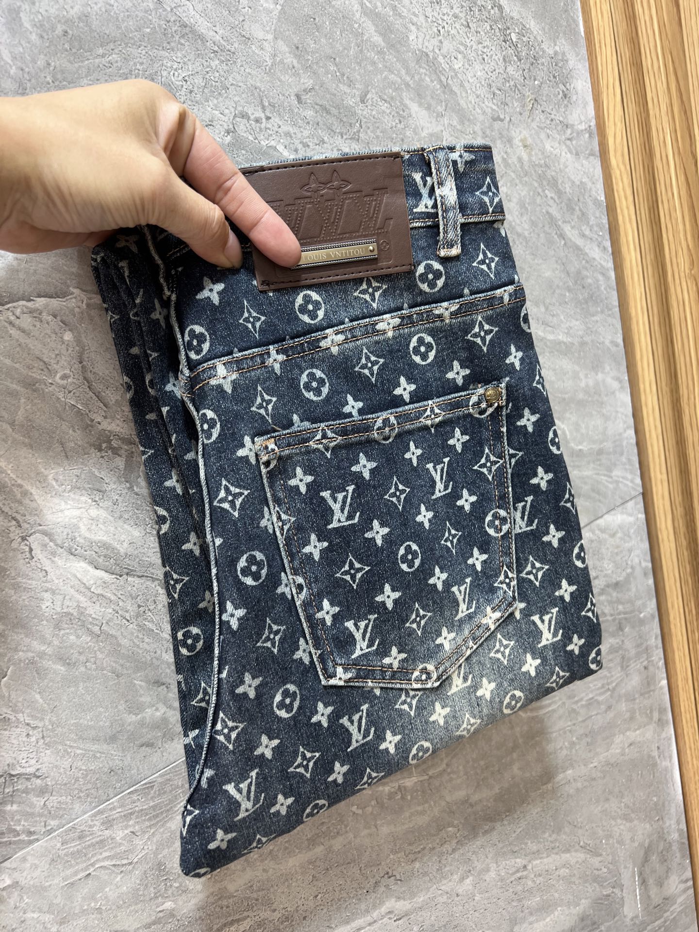 NO:647143,LV/Louis Vuitton 2025 autumn and winter new products, complete with three labels, jeans, good products, no need to introduce too much, look at the details, the counter size is 28-38/140, upper body size 32, louis vuitton, louis vuitton, jeans, alexander wang19860909LV/路易威登 2025秋冬新品 三标齐全 牛仔裤 好货不用过多介绍 看细节 专柜码数28-38 /140上身32码,,louis vuitton,louis vuitton,jeans,alexander wang,Men's clothing