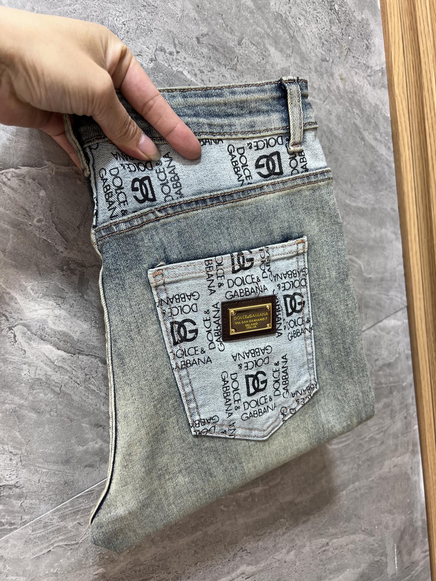 NO:645298,DG/Dolce & Gabbana 2025 autumn and winter new products, complete with three labels, jeans, good products, no need to introduce too much, look at the details, counter size 28-38/140 upper body size 32,,Dolce&Gabbana,jeans,alexander wang19860909DG/杜嘉班纳 2025秋冬新品 三标齐全 牛仔裤 好货不用过多介绍 看细节 专柜码数28-38 /140上身32码,,Dolce&Gabbana,jeans,alexander wang,Men's clothing