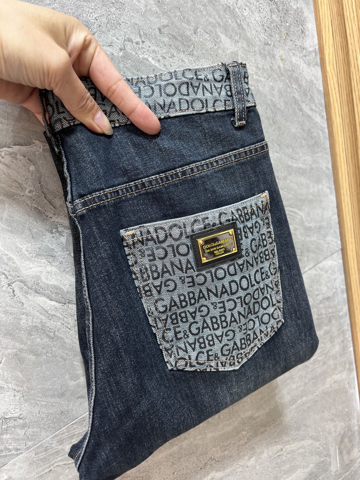 NO:645301,DG/Dolce & Gabbana 2025 autumn and winter new products, complete with three labels, jeans, good products, no need to introduce too much, look at the details, counter size 28-38/140 upper body size 32,,Dolce&Gabbana,jeans,alexander wang19860909DG/杜嘉班纳 2025秋冬新品 三标齐全 牛仔裤 好货不用过多介绍 看细节 专柜码数28-38 /140上身32码,,Dolce&Gabbana,jeans,alexander wang,Men's clothing