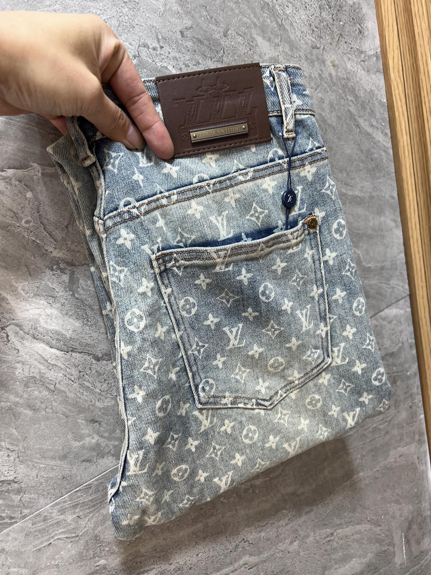 NO:645304,LV/Louis Vuitton 2025 autumn and winter new products, complete with three labels, jeans, good products, no need to introduce too much, look at the details, the counter size is 28-38/140, upper body size 32, louis vuitton, louis vuitton, jeans, alexander wang19860909LV/路易威登 2025秋冬新品 三标齐全 牛仔裤 好货不用过多介绍 看细节 专柜码数28-38 /140上身32码,,louis vuitton,louis vuitton,jeans,alexander wang,Men's clothing