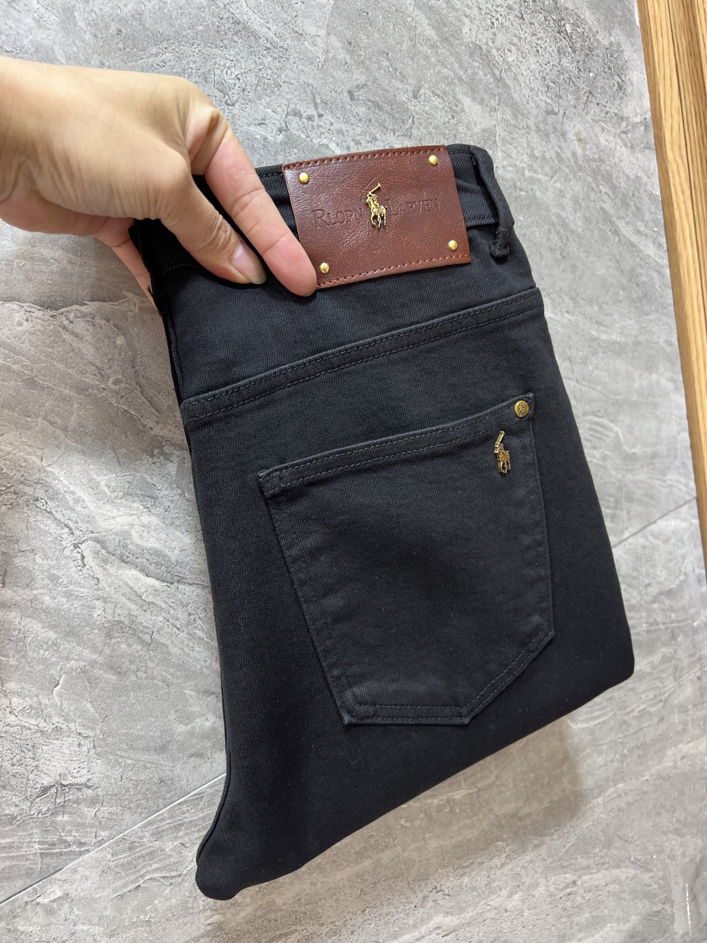 NO:645306,Paul's 2025 autumn and winter new products, complete with three labels, jeans, good products, no need to introduce too much, look at the details, the counter size is 28-38/140, upper body size 32,,jeans,alexander wang19860909保罗 2025秋冬新品 三标齐全 牛仔裤 好货不用过多介绍 看细节 专柜码数28-38 /140上身32码,,jeans,alexander wang,Men's clothing