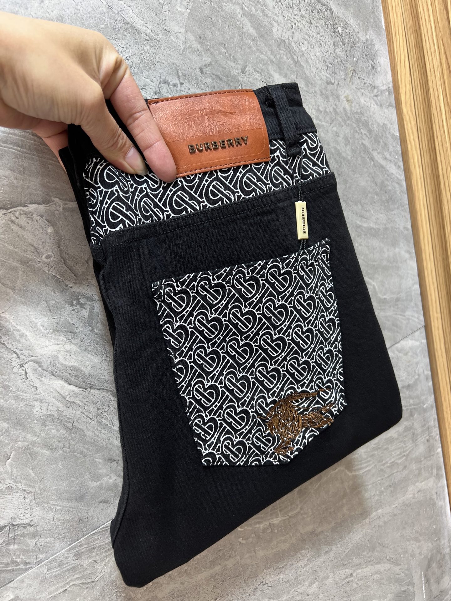 NO:645317,Burberry/Burberry 2025 autumn and winter new products, complete with three labels, jeans, good products, no need to introduce too much, look at the details, counter size 28-38/140 upper body size 32,,burberry,burberry,jeans,alexander wang19860909Burberry/巴宝莉 2025秋冬新品 三标齐全 牛仔裤 好货不用过多介绍 看细节 专柜码数28-38 /140上身32码,,burberry,burberry,jeans,alexander wang,Men's clothing