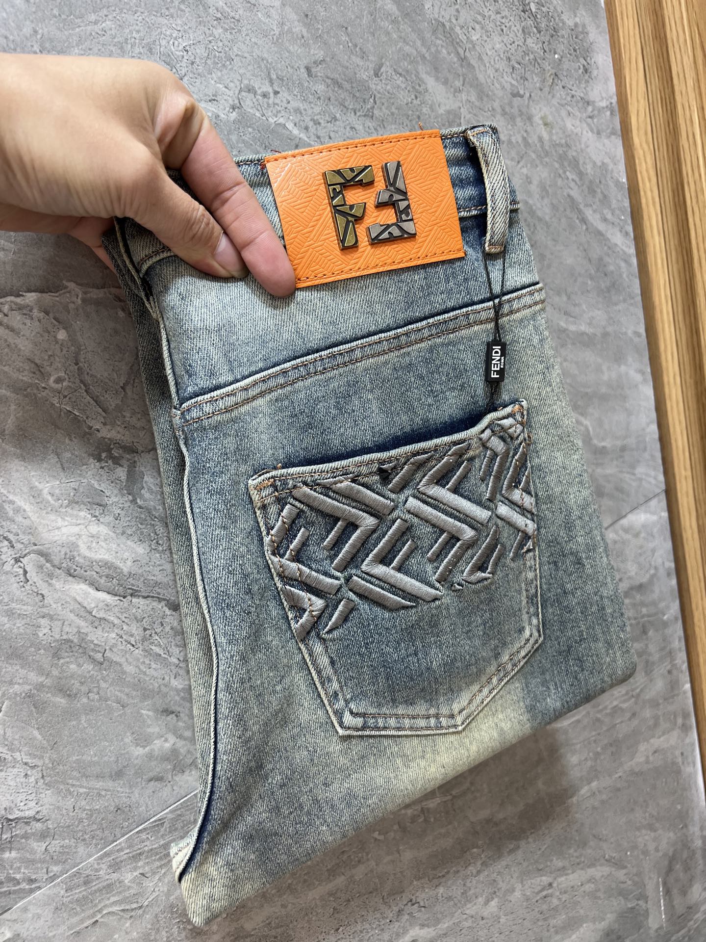 NO:645319,Fendi/Fendi 2025 autumn and winter new products, complete with three labels, jeans, good products, no need to introduce too much, look at the details, counter size 28-38/140 upper body size 32,,fendi,fendi,jeans,alexander wang19860909Fendi/芬迪 2025秋冬新品 三标齐全 牛仔裤 好货不用过多介绍 看细节 专柜码数28-38 /140上身32码,,fendi,fendi,jeans,alexander wang,Men's clothing