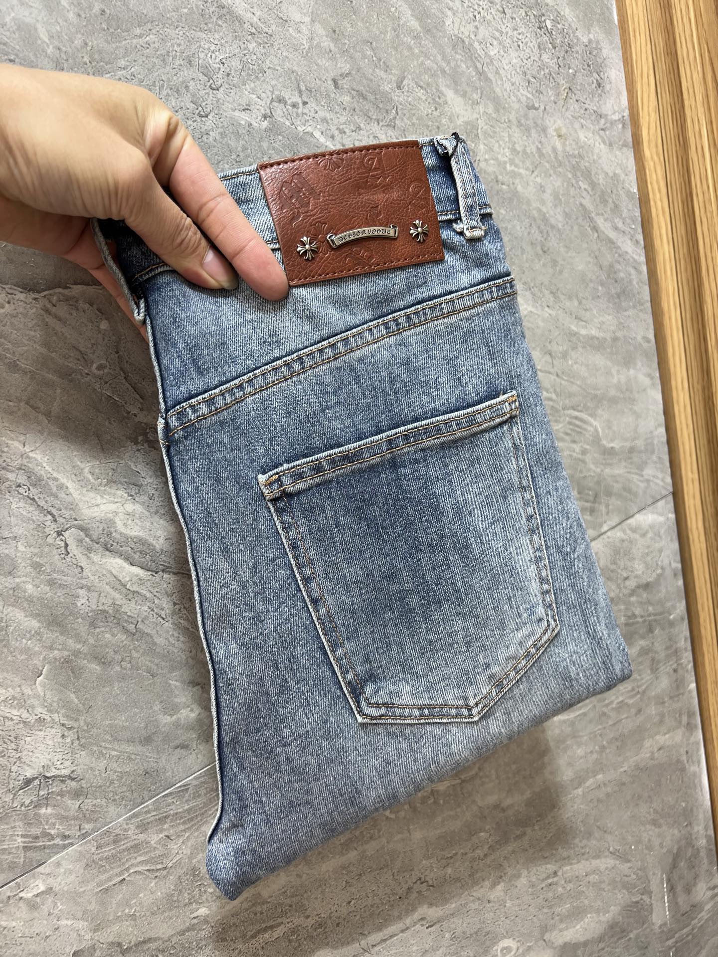 NO:645325,ch/Chrome Hearts 2025 autumn and winter new products, complete with three labels, jeans, good products, no need to introduce too much, look at the details, counter size 28-38/140 upper body size 32,,chrome hearts,jeans,alexander wang19860909ch/克罗心 2025秋冬新品 三标齐全 牛仔裤 好货不用过多介绍 看细节 专柜码数28-38 /140上身32码,,chrome hearts,jeans,alexander wang,Men's clothing
