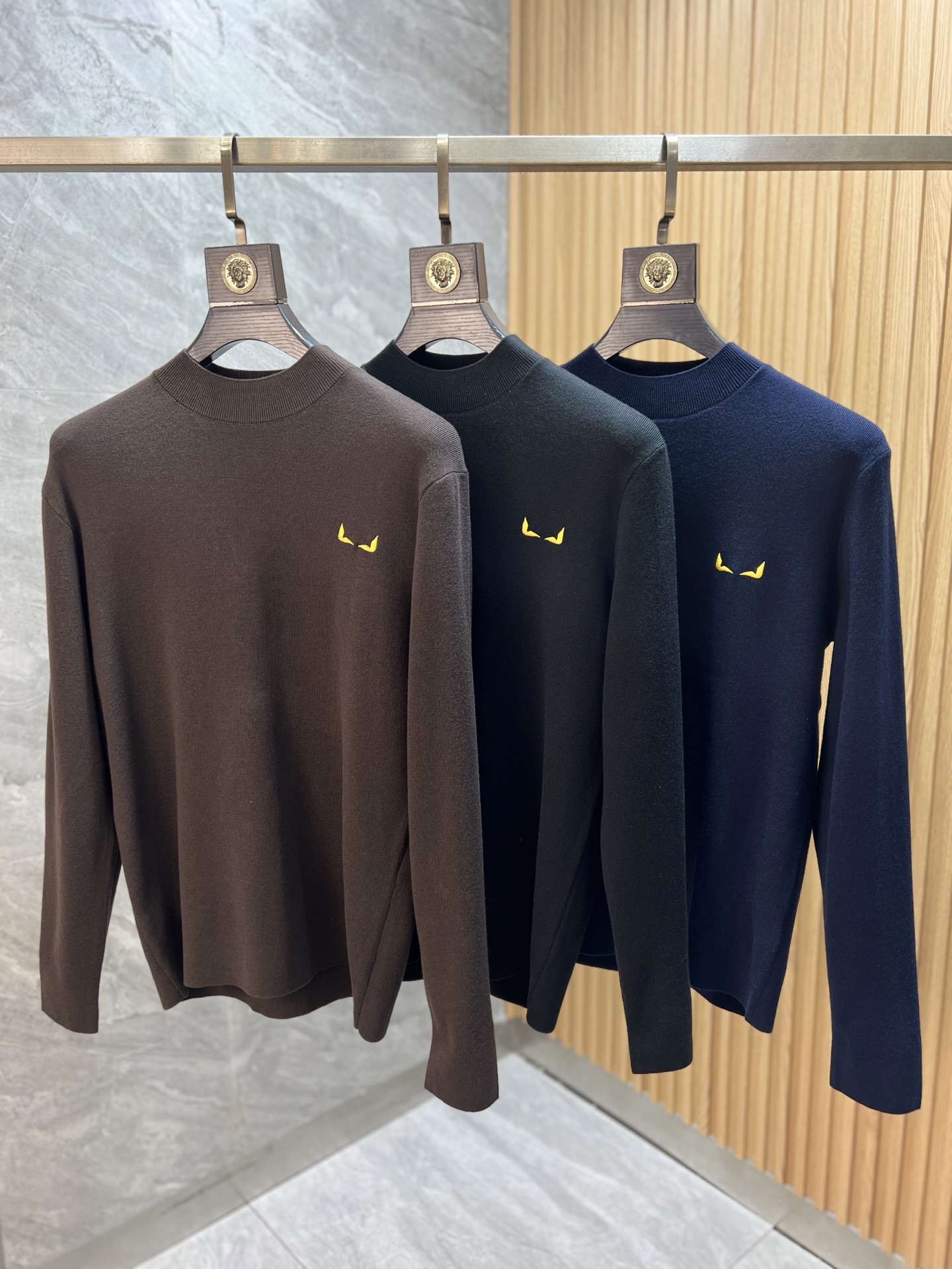 NO:645333,Fendi/Fendi 2025 new autumn and winter new products, complete with three labels, mid-high collar sweater, good product, no need to introduce too much, look at the details, counter size M-XXXL 175/140, recommended L,, fendi, fendi, sweaters, alexander wang19860909Fendi/芬迪 2025年秋冬新品上新 三标齐全 中高领毛衣 好货不用过多介绍 看细节 专柜码数M-XXXL 175/140建议L,,fendi,fendi,sweaters,alexander wang,Men's clothing