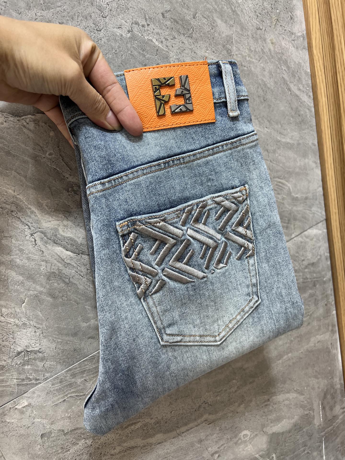 NO:647168,Fendi/Fendi 2025 autumn and winter new products, complete with three labels, jeans, good products, no need to introduce too much, look at the details, counter size 29-38, 175/140 upper body size 32,,fendi,fendi,jeans,alexander wang19860909Fendi/芬迪 2025秋冬新品 三标齐全 牛仔裤 好货不用过多介绍 看细节 专柜码数29-38 175/140上身32码,,fendi,fendi,jeans,alexander wang,Men's clothing