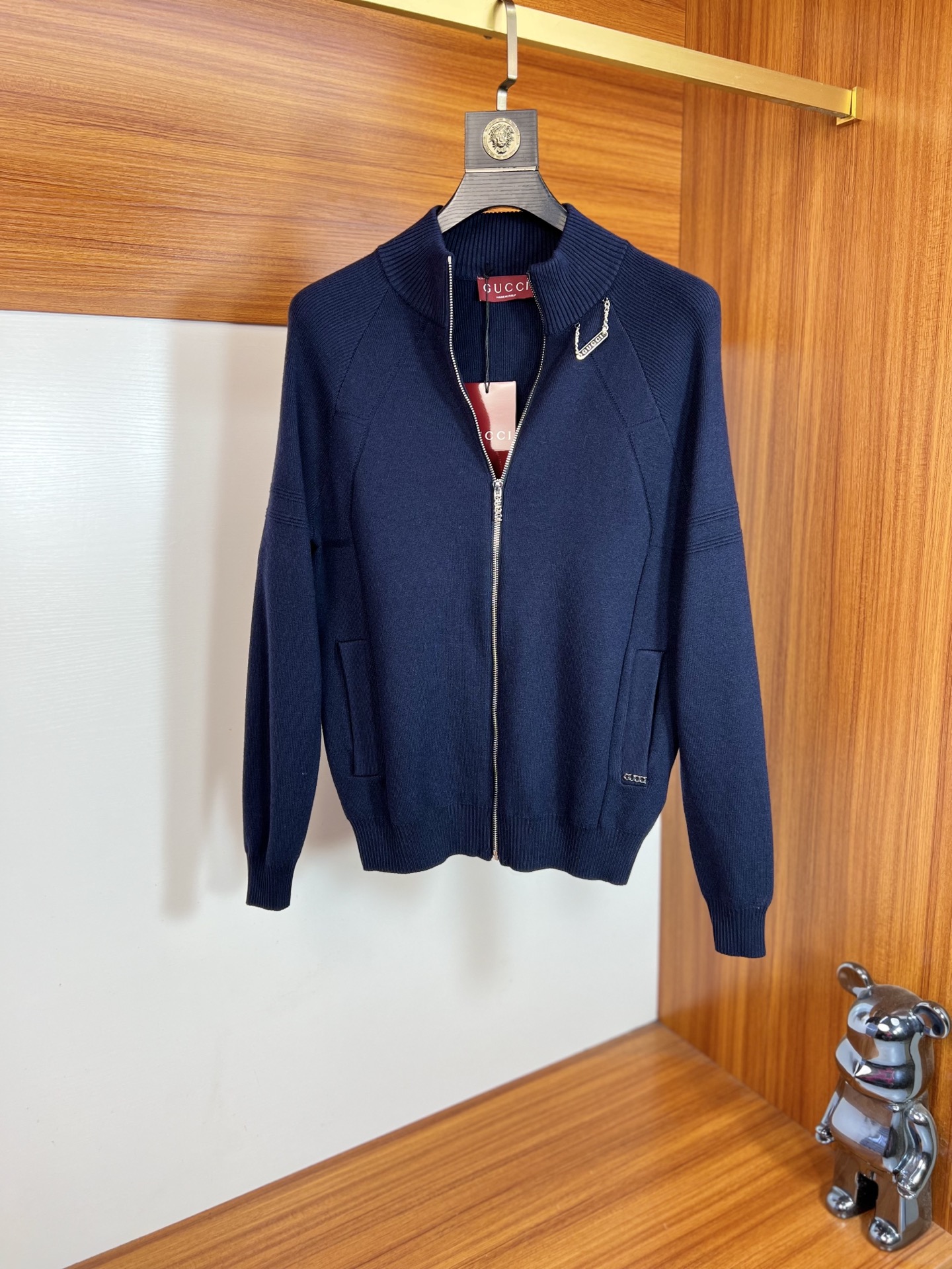 NO:647188,Gucci/Gucci 2025 autumn and winter new products, complete with three labels, cardigan and thick woolen sweater, good products need no introduction, look at the details, counter size M-XXXL 175/140, recommended L,, gucci, alexander wang19860909Gucci/古奇 2025年秋冬新品上新 三标齐全 开衫加厚羊毛衫 好货不用过多介绍 看细节 专柜码数M-XXXL 175/140建议L,,gucci,alexander wang,Men's clothing