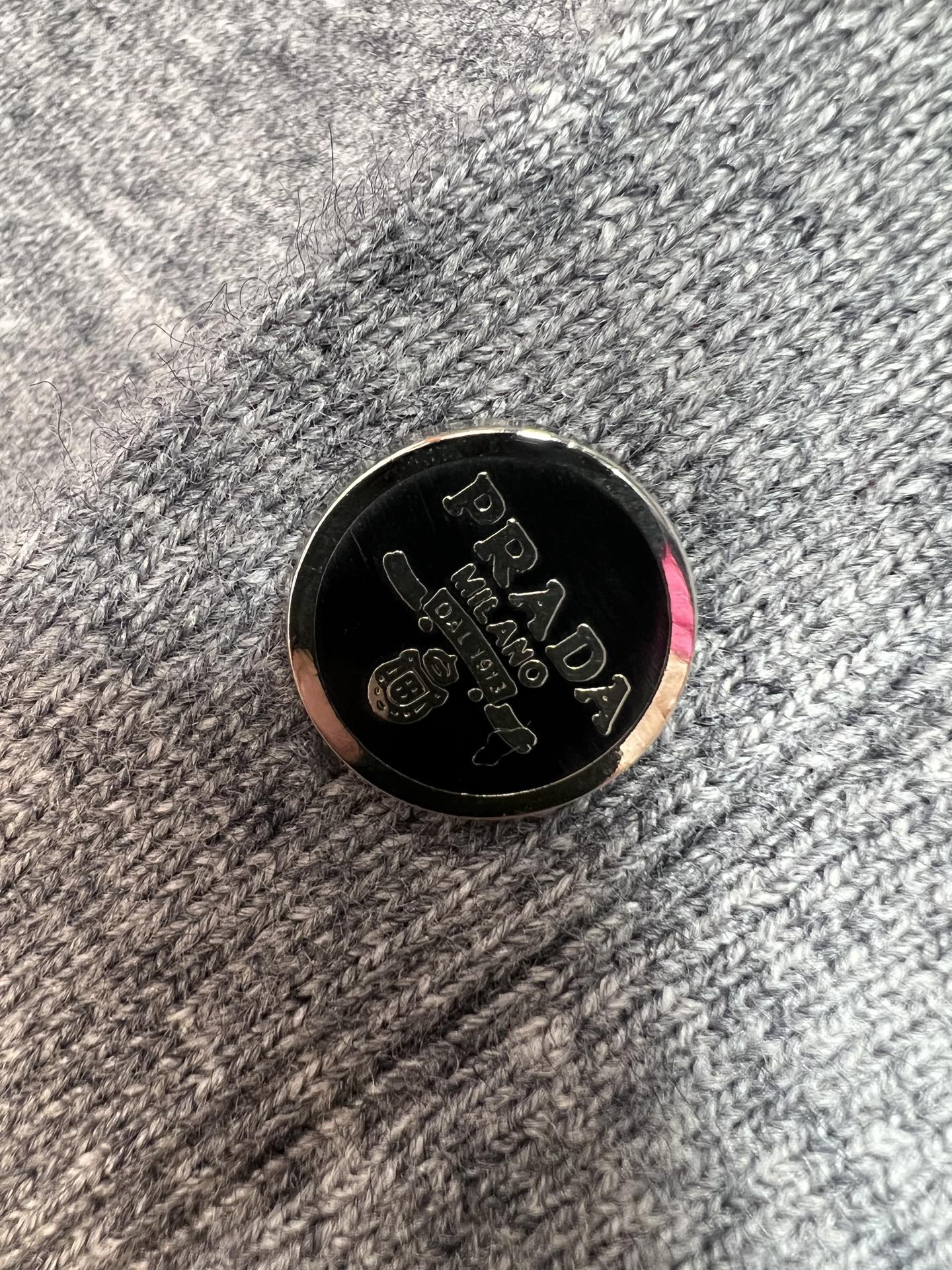 Prada/普拉达 2025年秋冬新品上新 三标齐全 开衫加厚羊毛衫 好货不用过多介绍 看细节 专柜码数