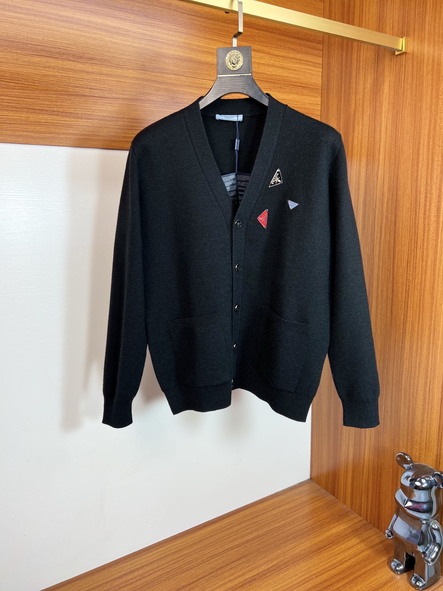 NO:647194,Prada/Prada 2025 new autumn and winter new products, complete with three labels, cardigan and thick woolen sweater, good products need no introduction, look at the details, counter size M-XXXL 175/140, recommended L,, prada, prada, alexander wang19860909Prada/普拉达 2025年秋冬新品上新 三标齐全 开衫加厚羊毛衫 好货不用过多介绍 看细节 专柜码数M-XXXL 175/140建议L,,prada,prada,alexander wang,Men's clothing