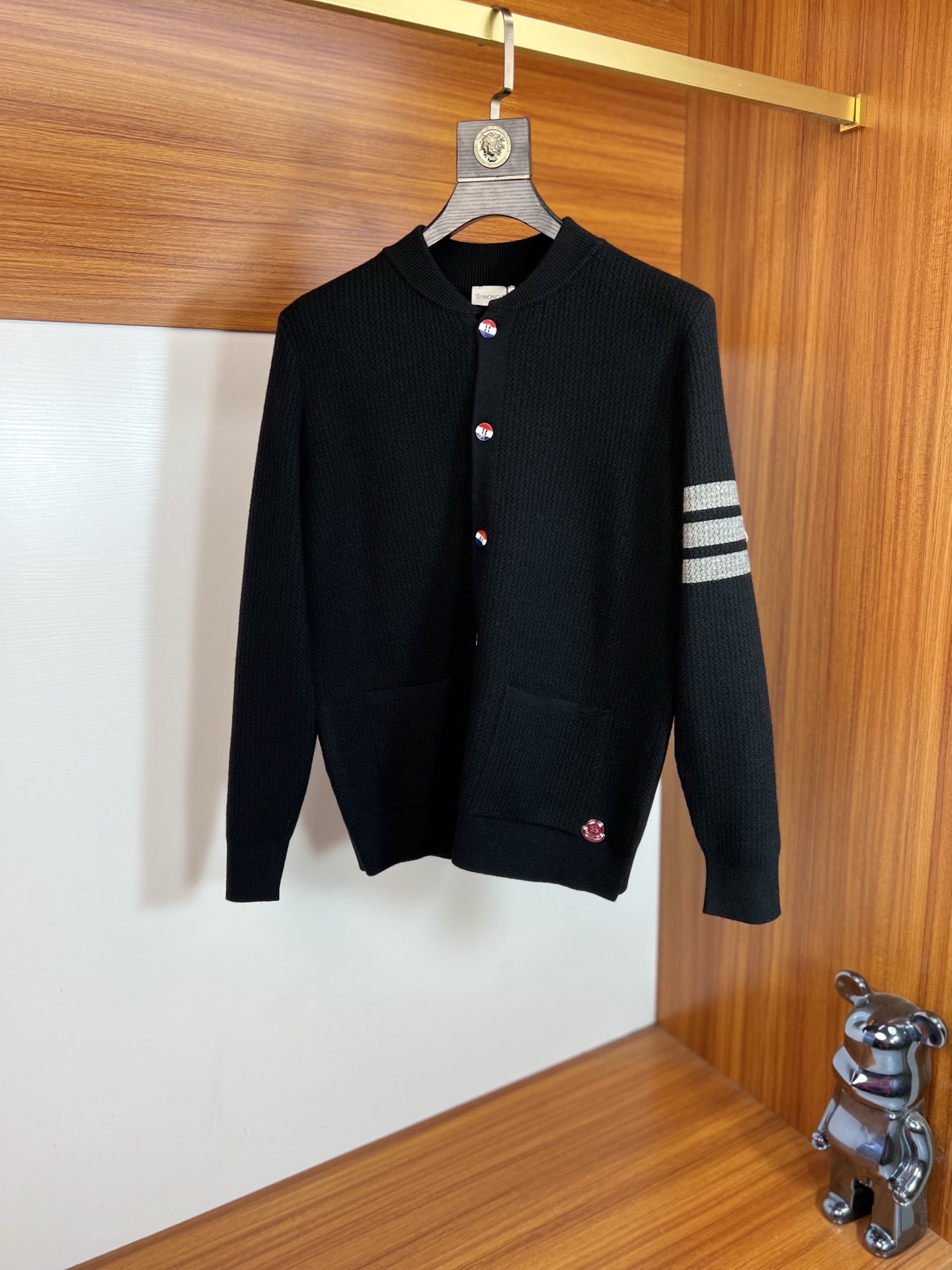 NO:647196,Moncler/Mongolian New Products for Autumn and Winter 2025 Complete with Three Standards Cardigans and Thickened Woolen Sweaters Good products that don’t need too much introduction. Look at the details. Counter size M-XXXL 175/140 Recommended L, Moncler, alexander wang19860909Moncler/蒙口 2025年秋冬新品上新 三标齐全 开衫加厚羊毛衫 好货不用过多介绍 看细节 专柜码数M-XXXL 175/140建议L,,Moncler,alexander wang,Men's clothing