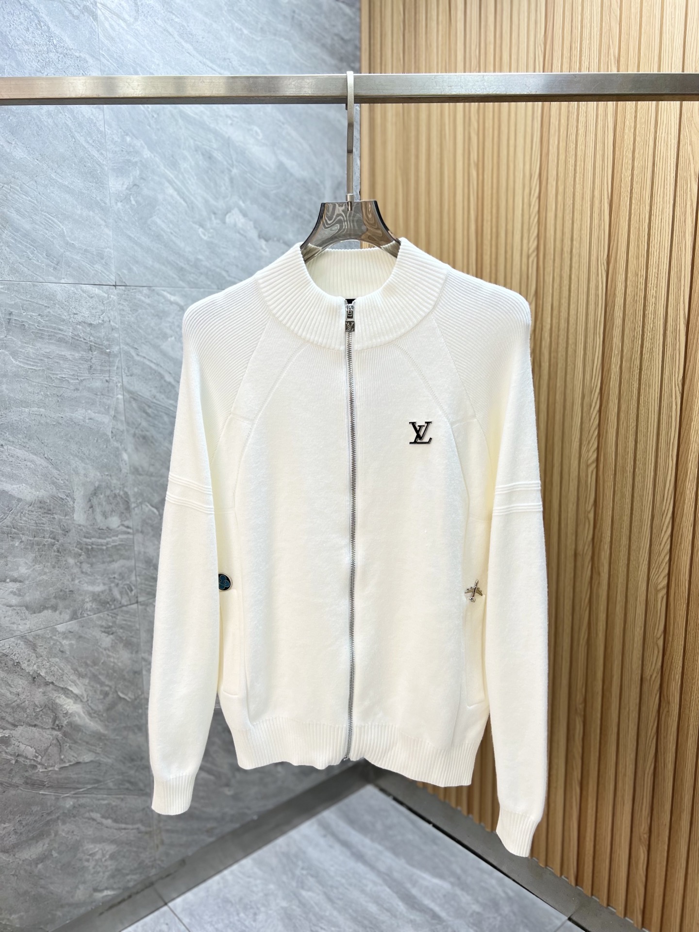 NO:649637,LV/Louis Vuitton 2025 autumn and winter new products, complete with three labels, cardigan and thick woolen sweater, good products need no introduction, look at the details, counter size M-XXXL 175/140 recommended L,, louis vuitton, louis vuitton, alexander wang19860909LV/路易威登 2025年秋冬新品上新 三标齐全 开衫加厚羊毛衫 好货不用过多介绍 看细节 专柜码数M-XXXL 175/140建议L,,louis vuitton,louis vuitton,alexander wang,Men's clothing