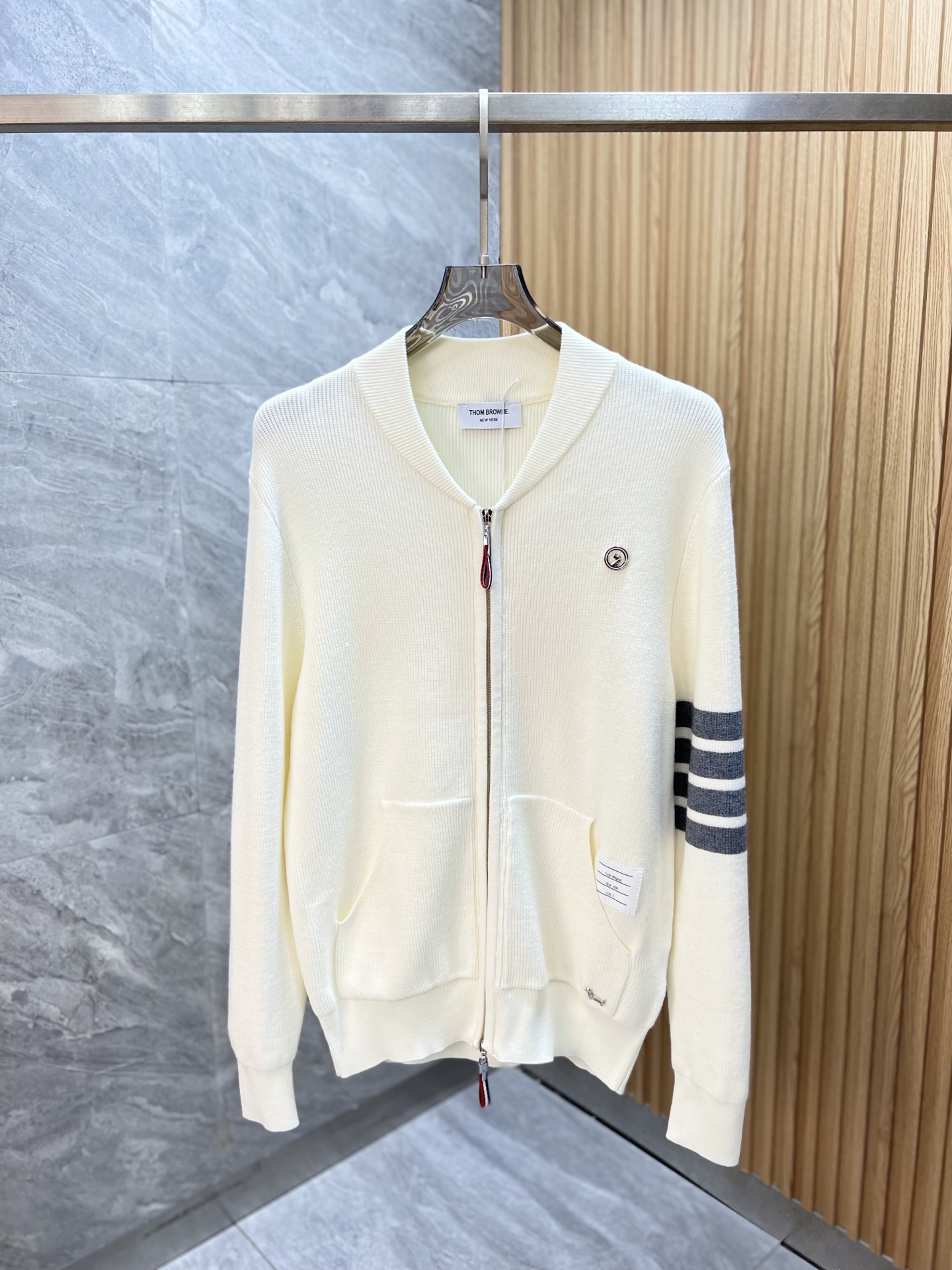 NO:649646,TB 2025 autumn and winter new products, complete with three standards, cardigan and thickened woolen sweater, good product, no need to introduce too much, look at the details, counter size M-XXXL 175/140, recommended L,,alexander wang19860909TB 2025年秋冬新品上新 三标齐全 开衫加厚羊毛衫 好货不用过多介绍 看细节 专柜码数M-XXXL 175/140建议L,,alexander wang,Men's clothing