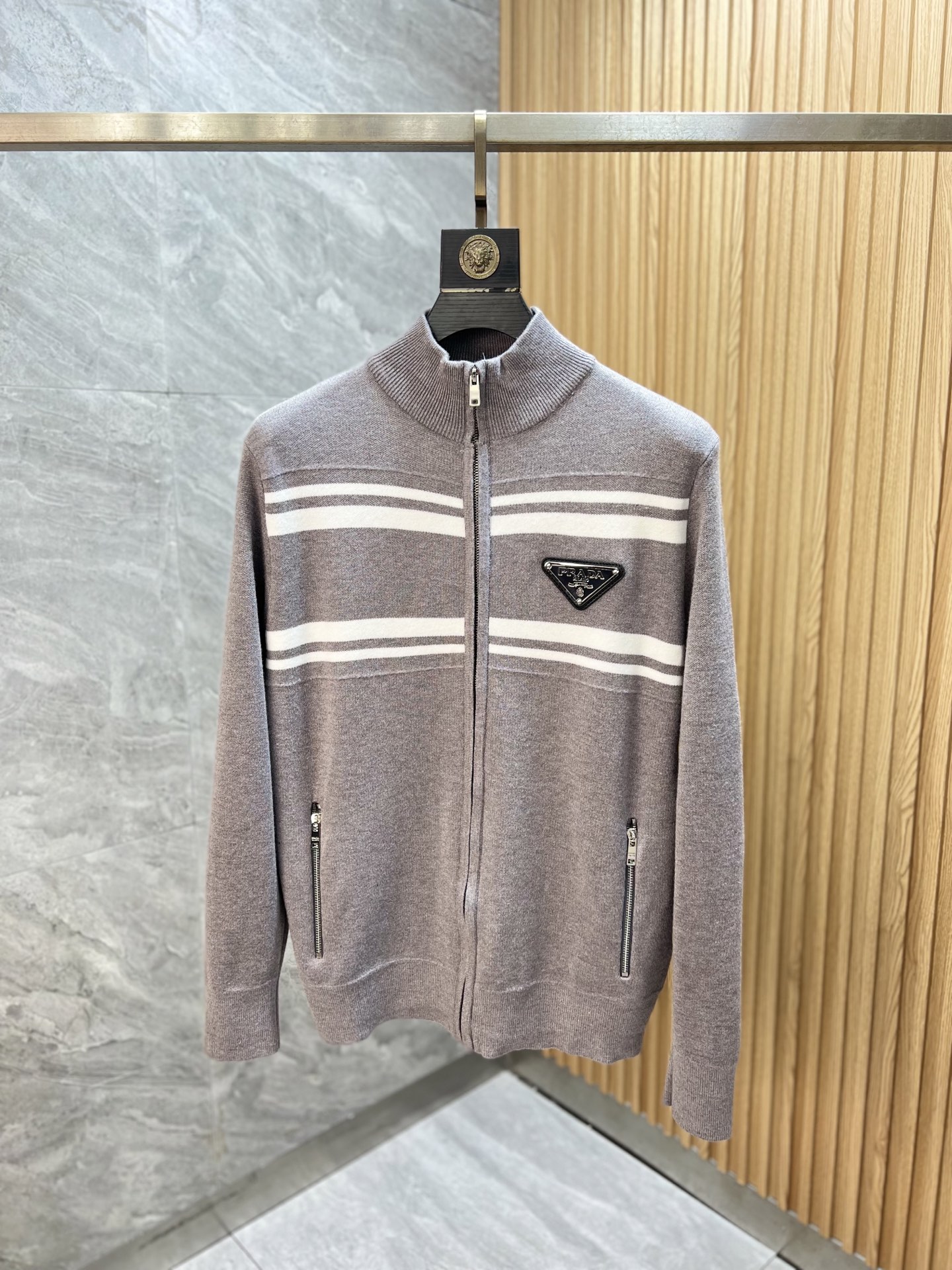 NO:649655,Prada/Prada 2025 new autumn and winter new products, complete with three labels, cardigan and thick woolen sweater, good products need no introduction, look at the details, counter size M-XXXL 175/140, recommended L,, prada, prada, alexander wang19860909Prada/普拉达 2025年秋冬新品上新 三标齐全 开衫加厚羊毛衫 好货不用过多介绍 看细节 专柜码数M-XXXL 175/140建议L,,prada,prada,alexander wang,Men's clothing