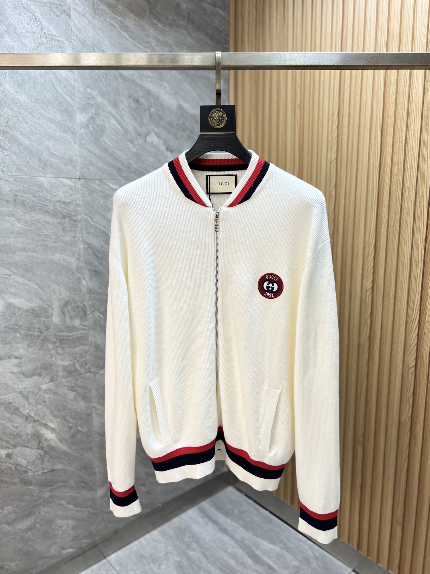 NO:649662,Gucci/Gucci 2025 autumn and winter new products, complete with three labels, cardigan and thick woolen sweater, good products need no introduction, look at the details, counter size M-XXXL 175/140, recommended L,, gucci, alexander wang19860909Gucci/古奇 2025年秋冬新品上新 三标齐全 开衫加厚羊毛衫 好货不用过多介绍 看细节 专柜码数M-XXXL 175/140建议L,,gucci,alexander wang,Men's clothing