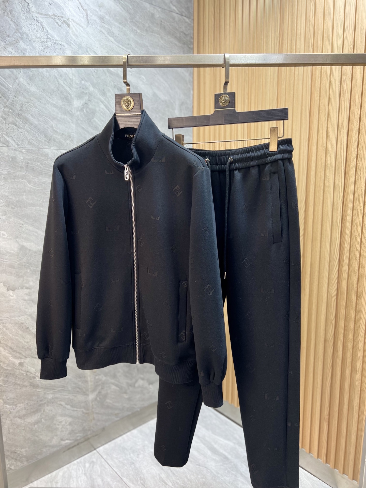 NO:654668,Fendi/Fendi 2025 autumn and winter new products, complete with three standards, casual fashion suits, good products, no need to introduce too much, look at the details, counter size M-XXXL 175/140 upper body recommended L,, fendi, fendi, alexander wang19860909Fendi/芬迪 2025秋冬新品 三标齐全 休闲时尚套装 好货不用过多介绍 看细节 专柜码数M-XXXL 175/140上身建议L,,fendi,fendi,alexander wang,Men's clothing