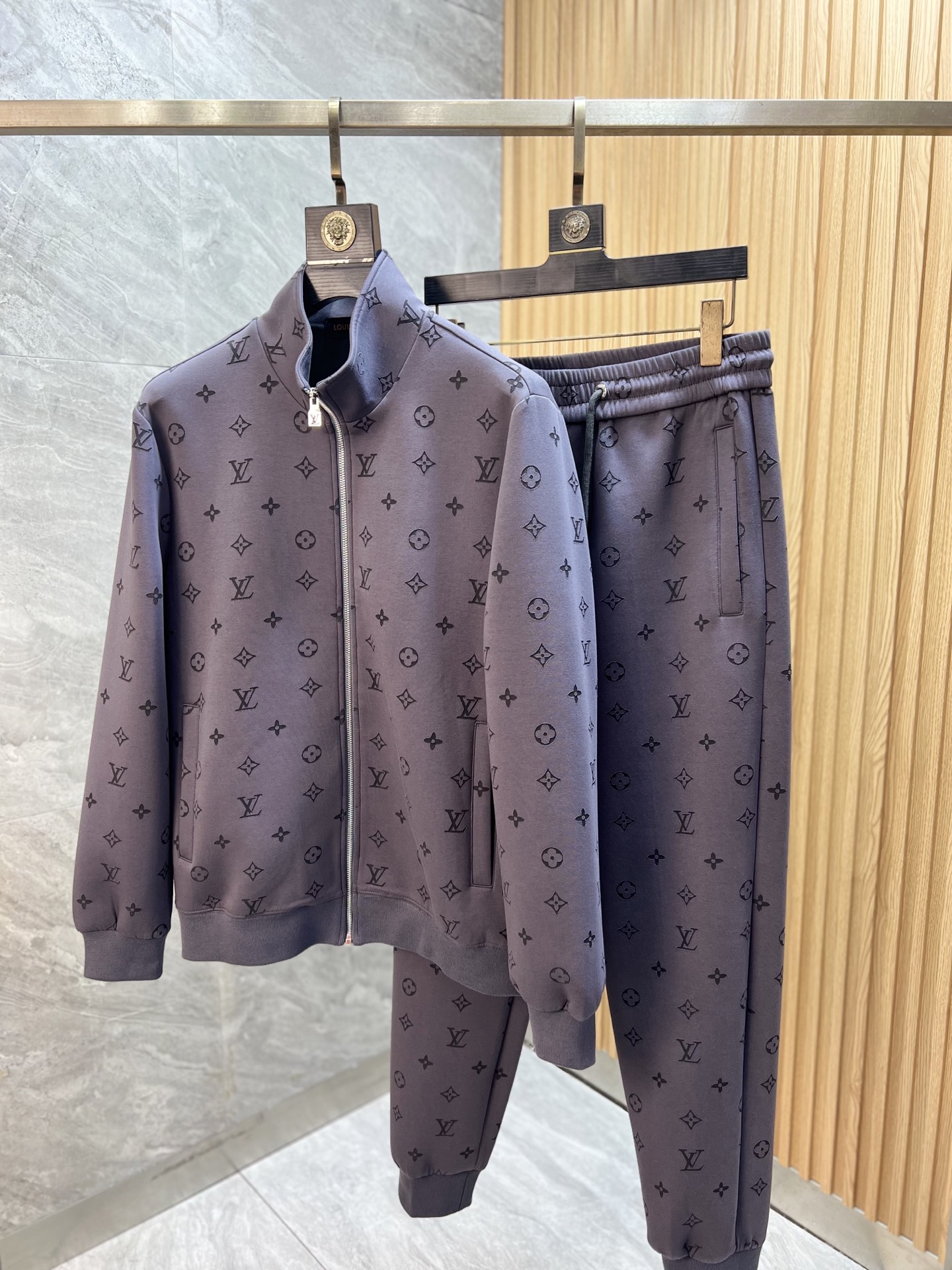 NO:654672,LV/Louis Vuitton 2025 autumn and winter new products, complete with three standards, casual fashion suits, good products, no need to introduce too much, look at the details, counter size M-XXXL 175/140 upper body recommended L,, louis vuitton, louis vuitton, alexander wang19860909LV/路易威登 2025秋冬新品 三标齐全 休闲时尚套装 好货不用过多介绍 看细节 专柜码数M-XXXL 175/140上身建议L,,louis vuitton,louis vuitton,alexander wang,Men's clothing