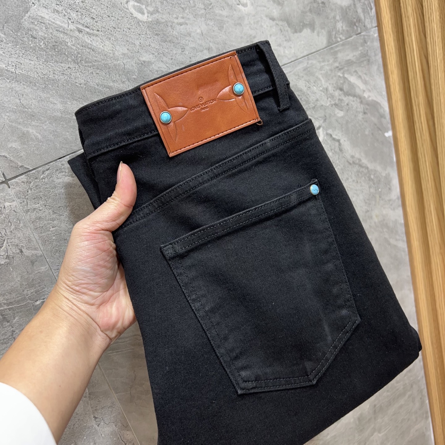 NO:681872,LV/Louis Vuitton 2025 autumn and winter new products, complete with three labels, jeans, good products, no need to introduce too much, look at the details, the counter size is 29-38/140, upper body size 32,, louis vuitton, louis vuitton, jeans,19860909LV/路易威登 2025秋冬新品 三标齐全 牛仔裤 好货不用过多介绍 看细节 专柜码数29-38 /140上身32码,,louis vuitton,louis vuitton,jeans,,Men's clothing