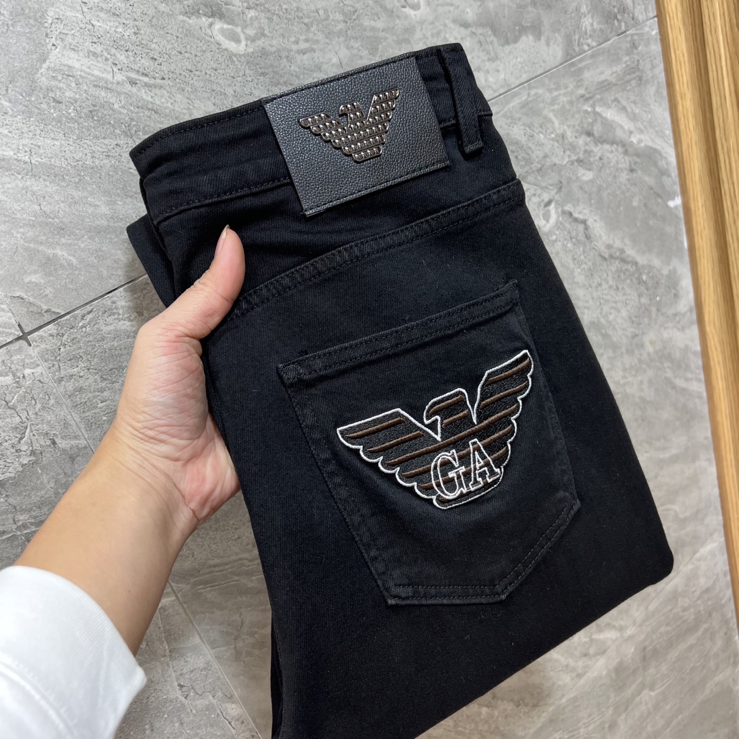 NO:681840,Armani/Armani 2025 autumn and winter new products, complete with three labels, jeans, good products, no need to introduce too much, look at the details, the counter size is 29-38/140, upper body size 32,,armani,armani,jeans,19860909Armani/阿玛尼 2025秋冬新品 三标齐全 牛仔裤 好货不用过多介绍 看细节 专柜码数29-38 /140上身32码,,armani,armani,jeans,,Men's clothing