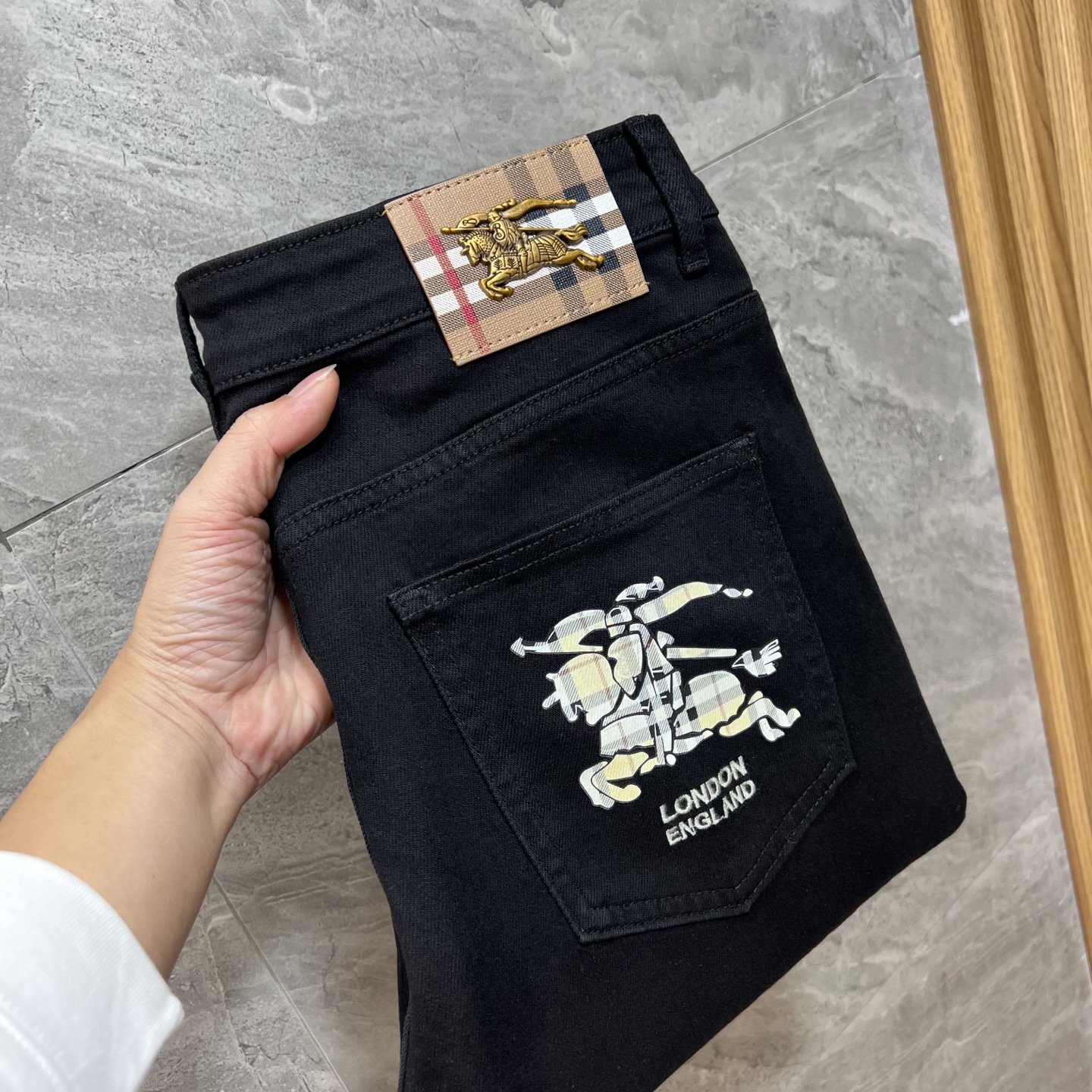 NO:681846,Burberry/Burberry 2025 autumn and winter new products, complete with three labels, jeans, good products, no need to introduce too much, look at the details, the counter size is 29-38/140, upper body size 32,, burberry, burberry, jeans,19860909Burberry/巴宝莉 2025秋冬新品 三标齐全 牛仔裤 好货不用过多介绍 看细节 专柜码数29-38 /140上身32码,,burberry,burberry,jeans,,Men's clothing