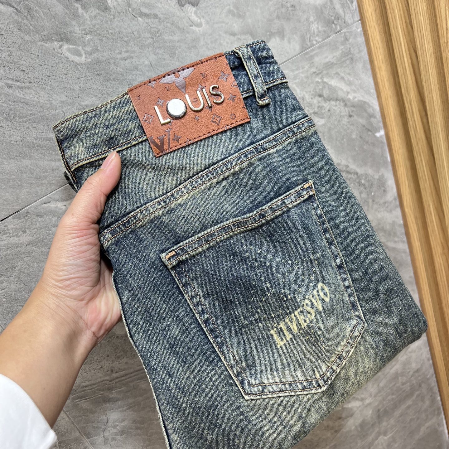 NO:681860,LV/Louis Vuitton 2025 autumn and winter new products, complete with three labels, jeans, good products, no need to introduce too much, look at the details, the counter size is 29-38/140, upper body size 32,, louis vuitton, louis vuitton, jeans,19860909LV/路易威登 2025秋冬新品 三标齐全 牛仔裤 好货不用过多介绍 看细节 专柜码数29-38 /140上身32码,,louis vuitton,louis vuitton,jeans,,Men's clothing