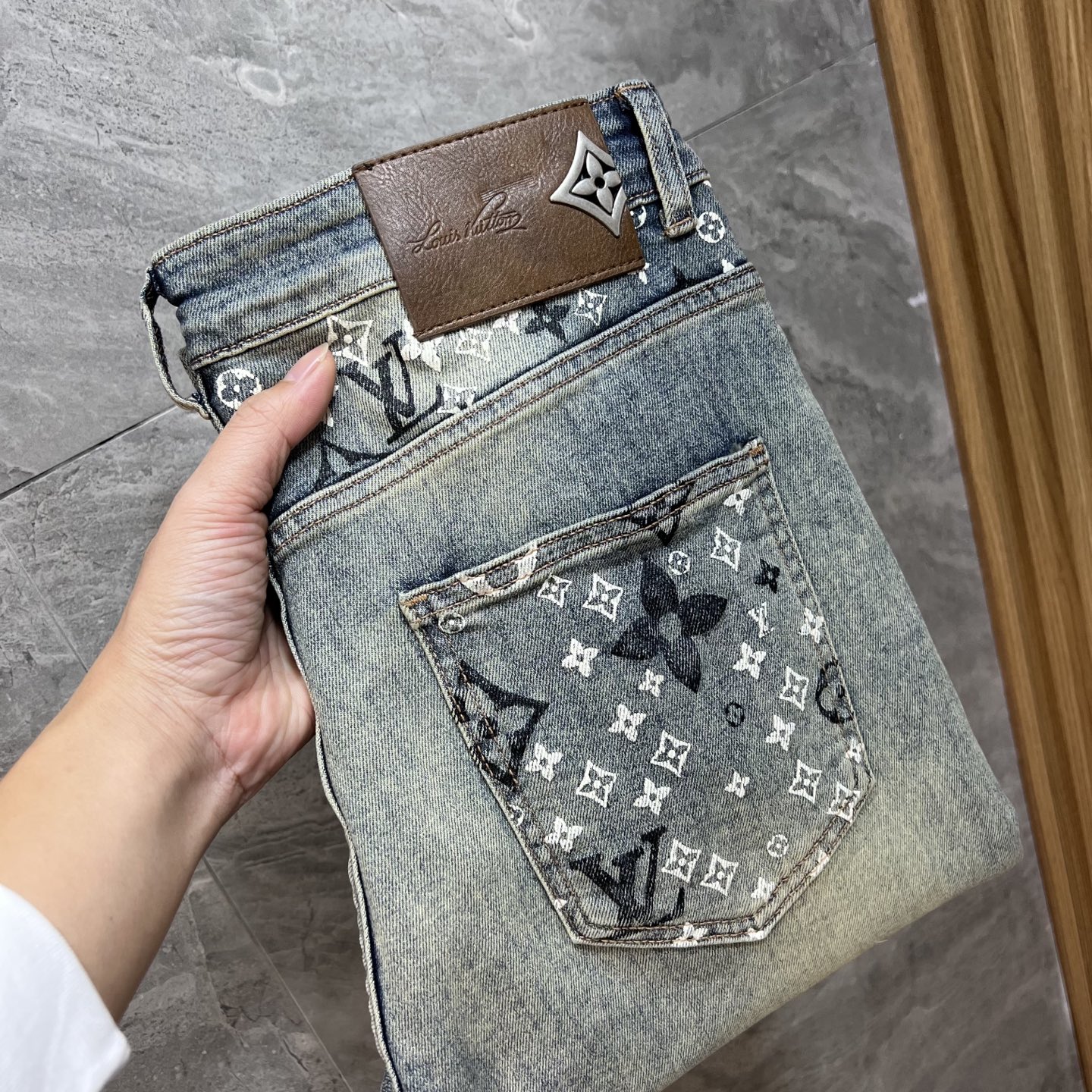 NO:681870,LV/Louis Vuitton 2025 autumn and winter new products, complete with three labels, jeans, good products, no need to introduce too much, look at the details, the counter size is 29-38/140, upper body size 32,, louis vuitton, louis vuitton, jeans,19860909LV/路易威登 2025秋冬新品 三标齐全 牛仔裤 好货不用过多介绍 看细节 专柜码数29-38 /140上身32码,,louis vuitton,louis vuitton,jeans,,Men's clothing