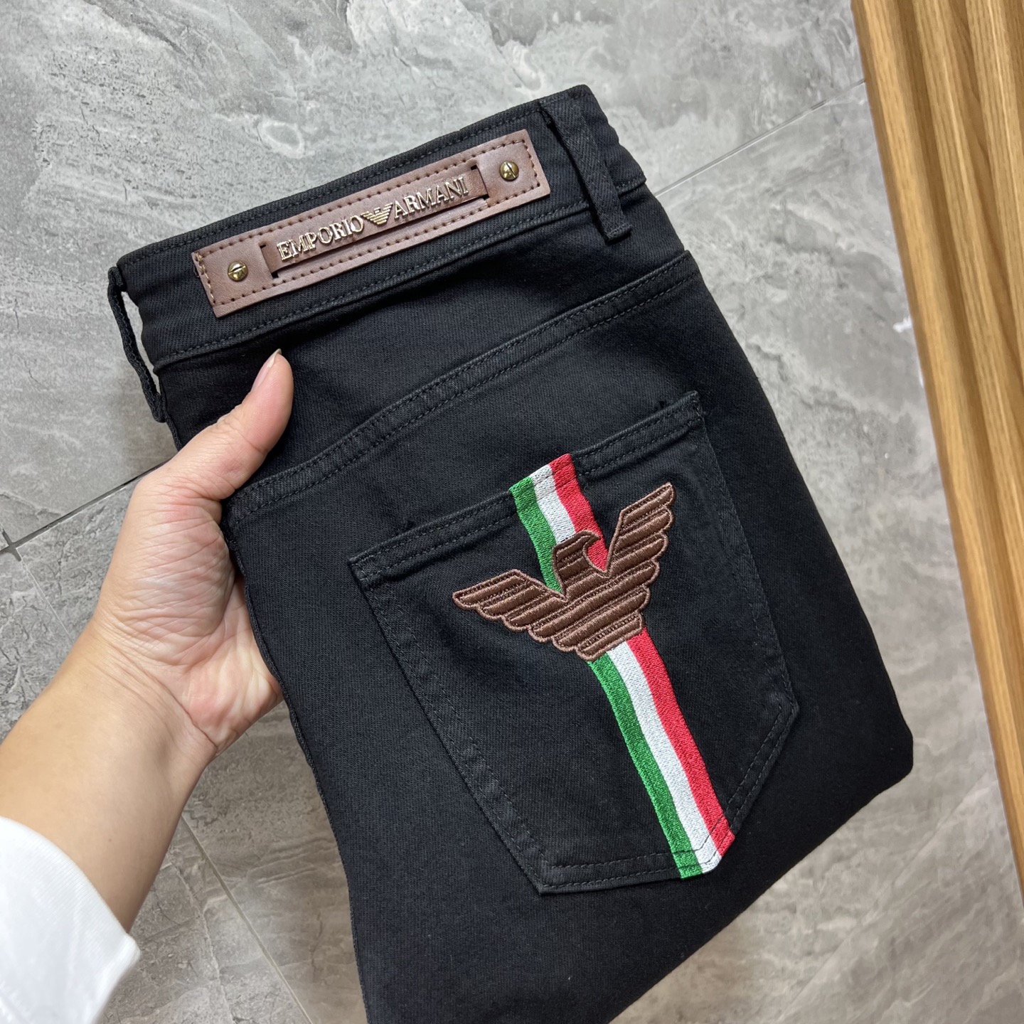 NO:681874,Armani/Armani 2025 autumn and winter new products, complete with three labels, jeans, good products, no need to introduce too much, look at the details, the counter size is 29-38/140, upper body size 32,,armani,armani,jeans,19860909Armani/阿玛尼 2025秋冬新品 三标齐全 牛仔裤 好货不用过多介绍 看细节 专柜码数29-38 /140上身32码,,armani,armani,jeans,,Men's clothing