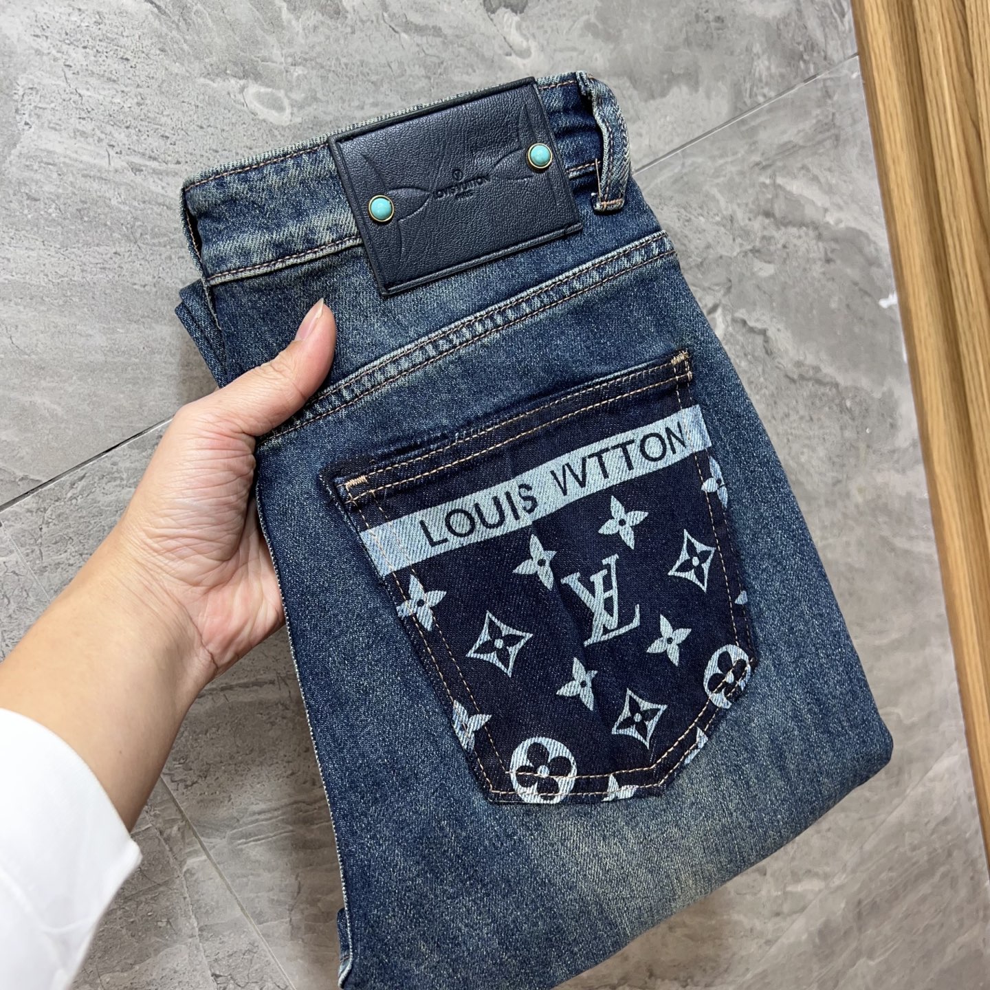 NO:681876,LV/Louis Vuitton 2025 autumn and winter new products, complete with three labels, jeans, good products, no need to introduce too much, look at the details, the counter size is 29-38/140, upper body size 32,, louis vuitton, louis vuitton, jeans,19860909LV/路易威登 2025秋冬新品 三标齐全 牛仔裤 好货不用过多介绍 看细节 专柜码数29-38 /140上身32码,,louis vuitton,louis vuitton,jeans,,Men's clothing