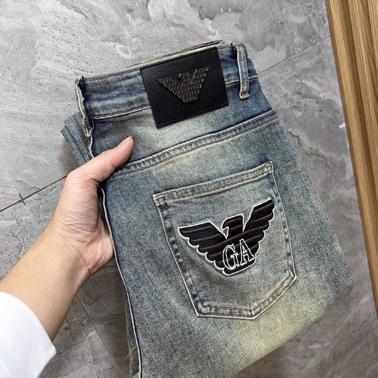 NO:681884,Armani/Armani 2025 autumn and winter new products, complete with three labels, jeans, good products, no need to introduce too much, look at the details, the counter size is 29-38/140, upper body size 32,,armani,armani,jeans,19860909Armani/阿玛尼 2025秋冬新品 三标齐全 牛仔裤 好货不用过多介绍 看细节 专柜码数29-38 /140上身32码,,armani,armani,jeans,,Men's clothing