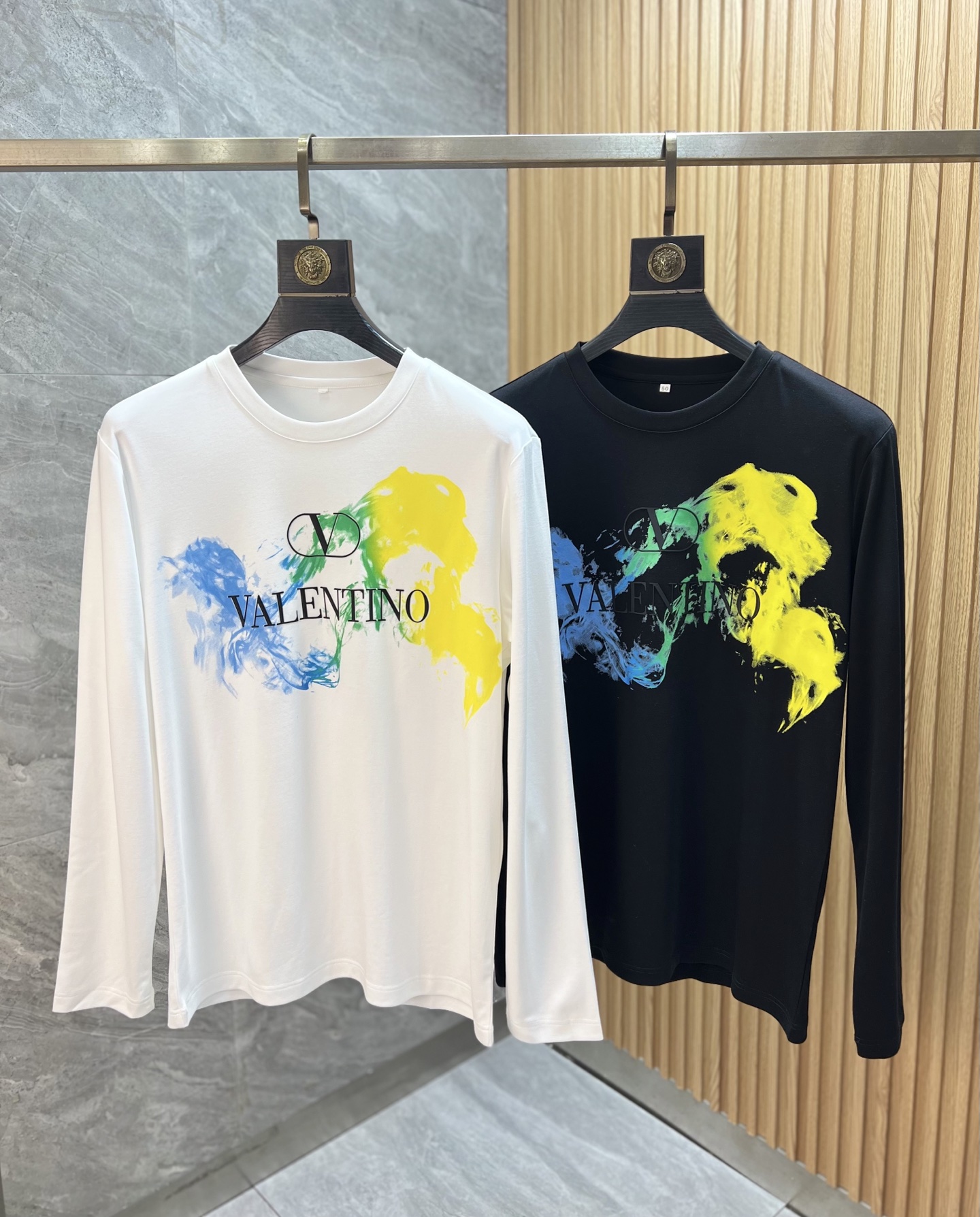 NO:690864,Valentino 2025 autumn and winter new products, complete with three labels, round neck long-sleeved bottoming shirt, good product, no need to introduce too much, look at the details, counter size M-XXXL 175/140, recommended L,, valentino,19860909华伦天奴 2025年秋冬新品上新 三标齐全 圆领长袖打底衫 好货不用过多介绍 看细节 专柜码数M-XXXL 175/140建议L,,valentino,,Men's clothing