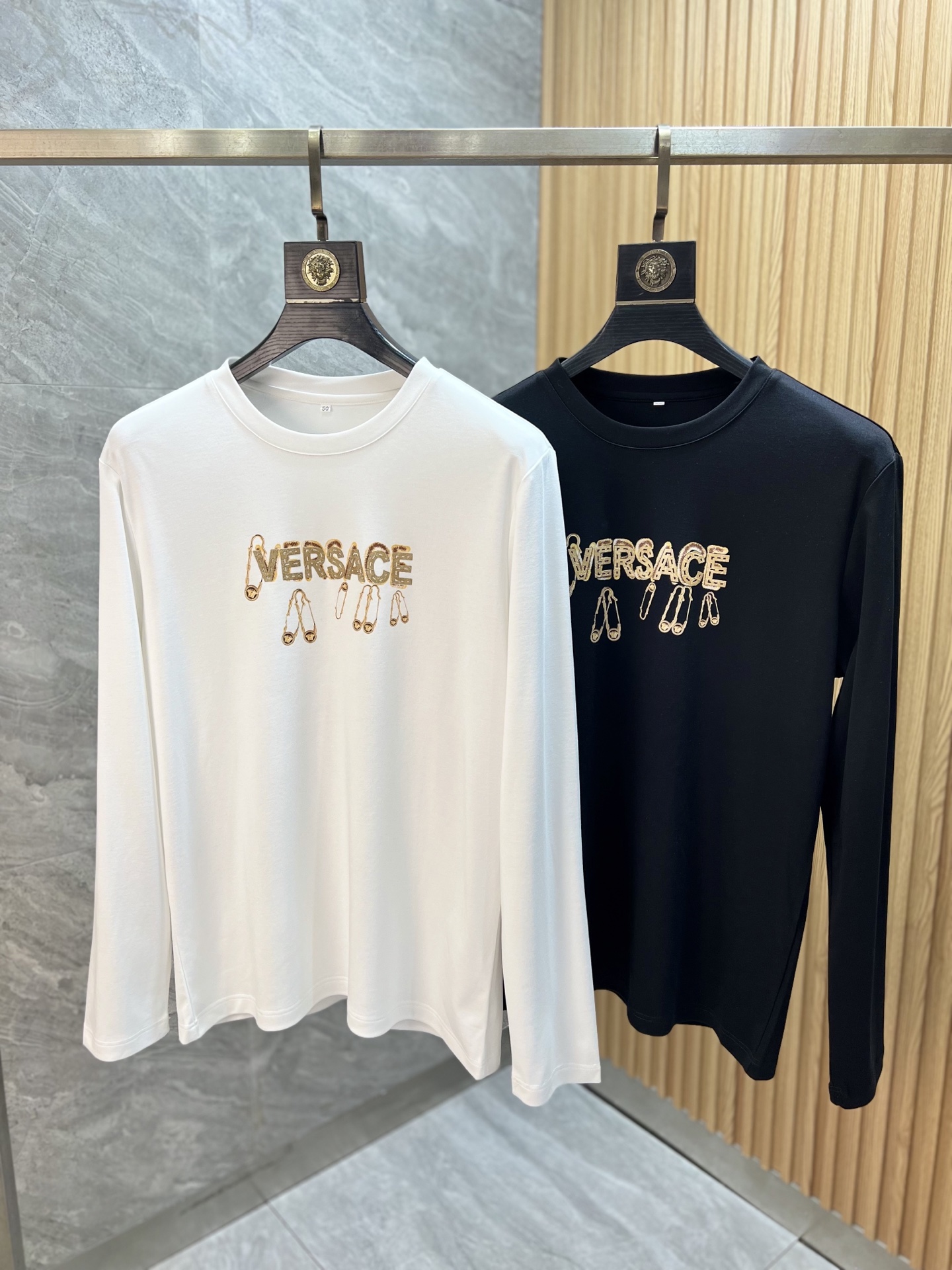 NO:690871,Versace/Versace 2025 new autumn and winter new products, complete with three labels, round neck long-sleeved bottoming shirt, good product, no need to introduce too much, look at the details, counter size M-XXXL 175/140, recommended L,,versace,versace,19860909Versace/范思哲 2025年秋冬新品上新 三标齐全 圆领长袖打底衫 好货不用过多介绍 看细节 专柜码数M-XXXL 175/140建议L,,versace,versace,,Men's clothing