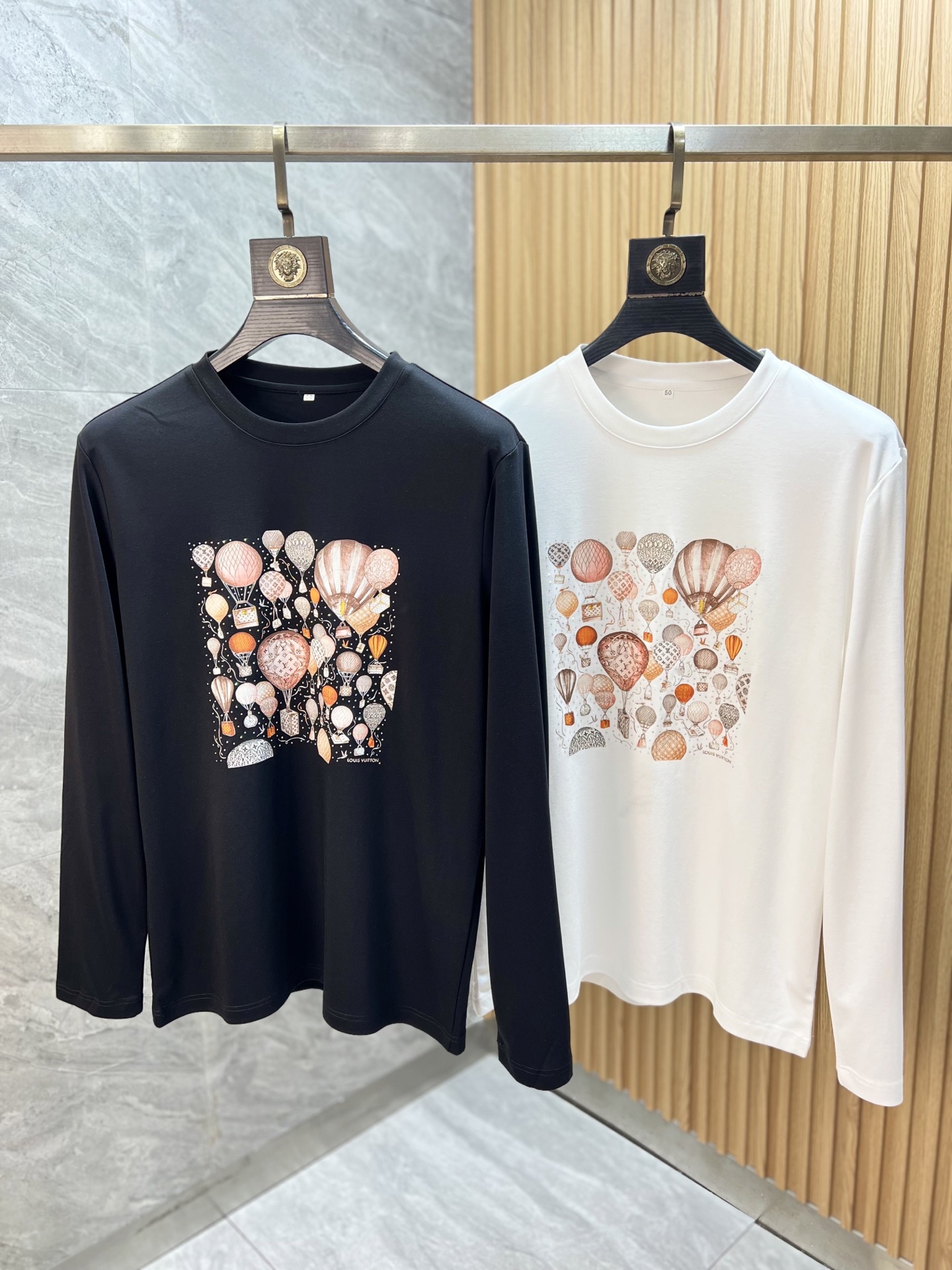 NO:690873,LV/Louis Vuitton 2025 autumn and winter new products, complete with three labels, round neck long-sleeved bottoming shirt, good product, no need to introduce too much, look at the details, counter size M-XXXL 175/140, recommended L,, louis vuitton, louis vuitton,19860909LV/路易威登 2025年秋冬新品上新 三标齐全 圆领长袖打底衫 好货不用过多介绍 看细节 专柜码数M-XXXL 175/140建议L,,louis vuitton,louis vuitton,,Men's clothing