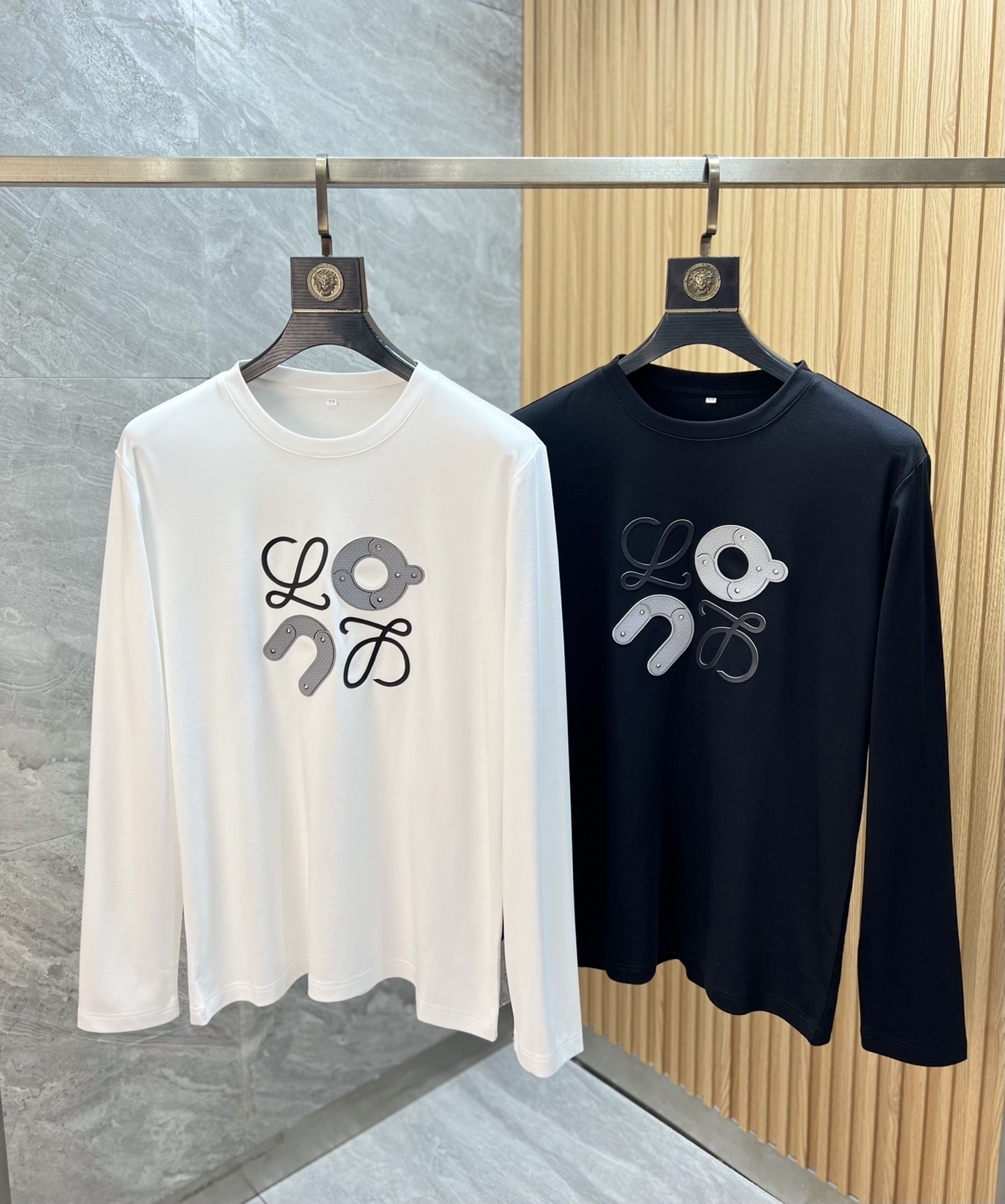 NO:690875,Loewe/Luo Yiwei 2025 new autumn and winter new products, complete with three labels, round neck long-sleeved bottoming shirt, good product, no need to introduce too much, look at the details, counter size M-XXXL 175/140, recommended L,, loewe, loewe,19860909Loewe/罗意威 2025年秋冬新品上新 三标齐全 圆领长袖打底衫 好货不用过多介绍 看细节 专柜码数M-XXXL 175/140建议L,,loewe,loewe,,Men's clothing