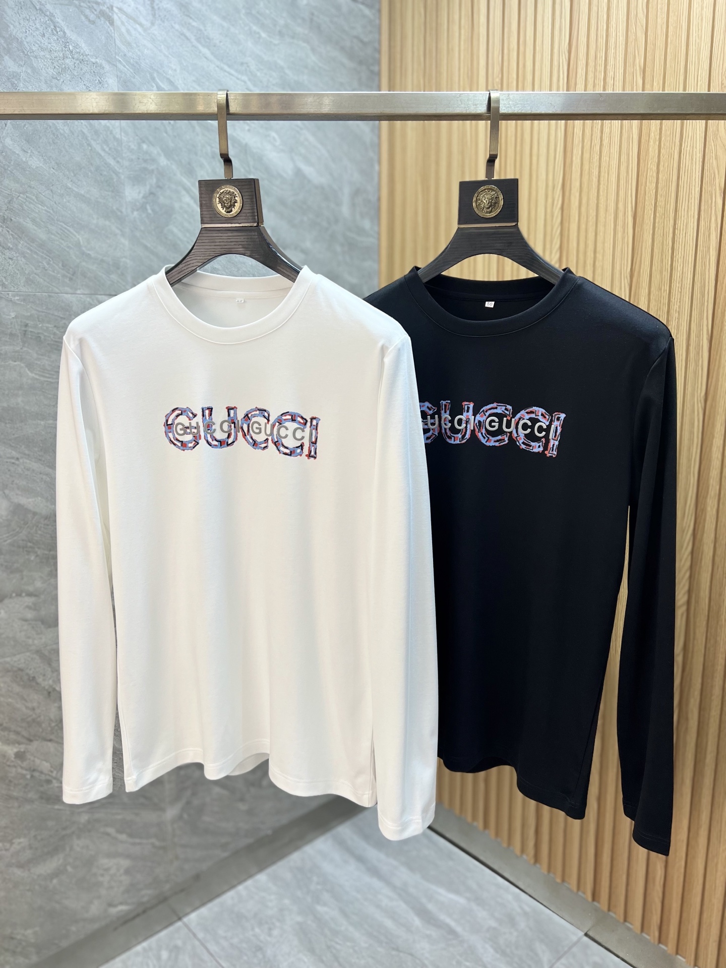 NO:690878,Gucci/Gucci 2025 autumn and winter new products, complete with three labels, round neck long-sleeved bottoming shirt, good product without too much introduction, look at the details, counter size M-XXXL 175/140, recommended L,, gucci,19860909Gucci/古奇 2025年秋冬新品上新 三标齐全 圆领长袖打底衫 好货不用过多介绍 看细节 专柜码数M-XXXL 175/140建议L,,gucci,,Men's clothing