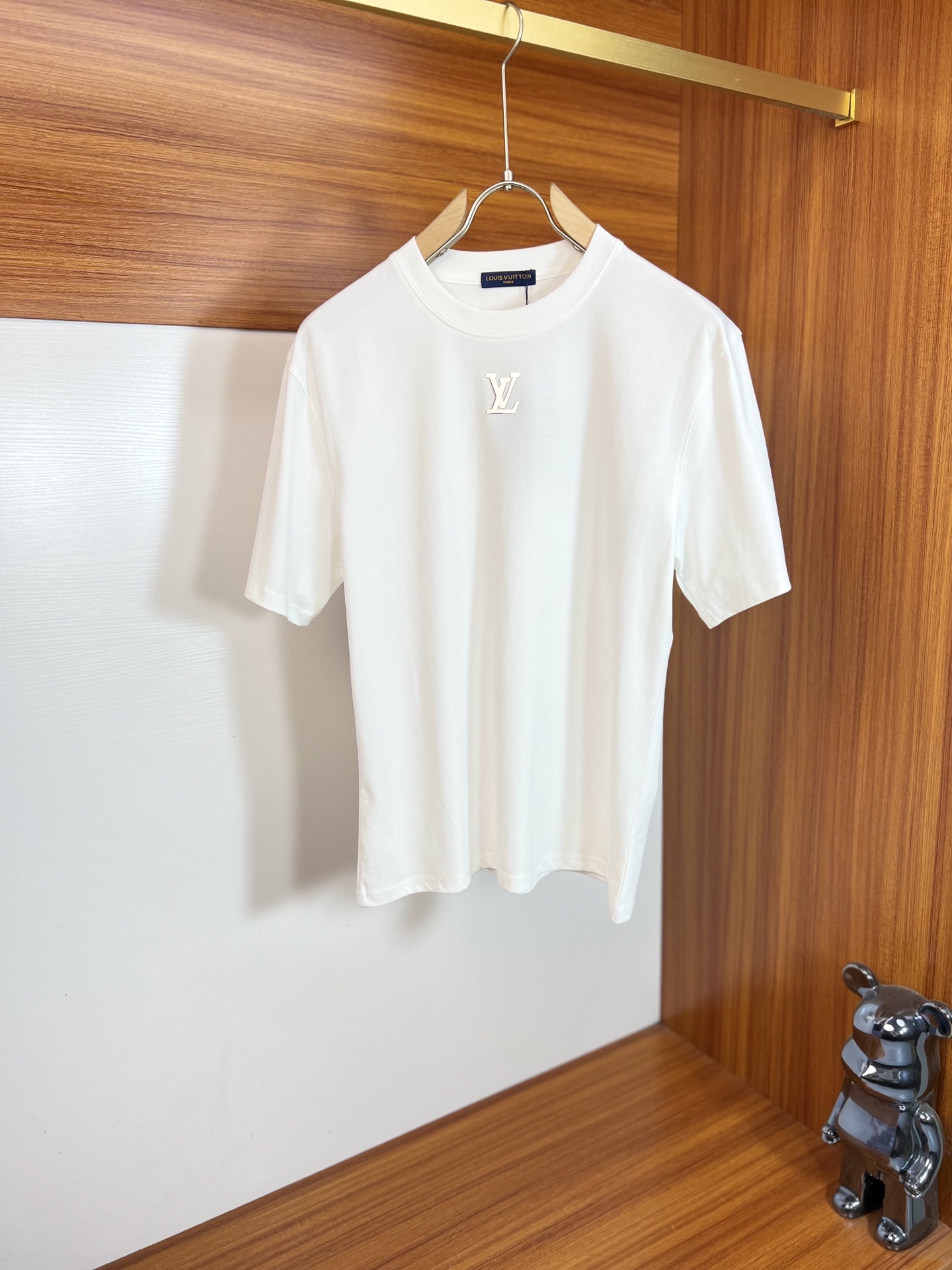 NO:760157,LV/Louis Vuitton 2026 spring and summer new products, complete with three labels, mercerized cotton round neck short-sleeved T-shirt, logo hardware craftsmanship on the chest, good products without too much introduction, look at the details, counter size M-XXXL / recommended L,, louis vuitton, louis vuitton, T-shirt, tees, t-shirt,19860909LV/路易威登 2026年春夏新品上新 三标齐全 丝光棉圆领短袖T恤 胸前logo五金工艺 好货不用过多介绍 看细节 专柜码数M-XXXL /建议L,,louis vuitton,louis vuitton,T-shirt,tees，t-shirt,,Men's clothing