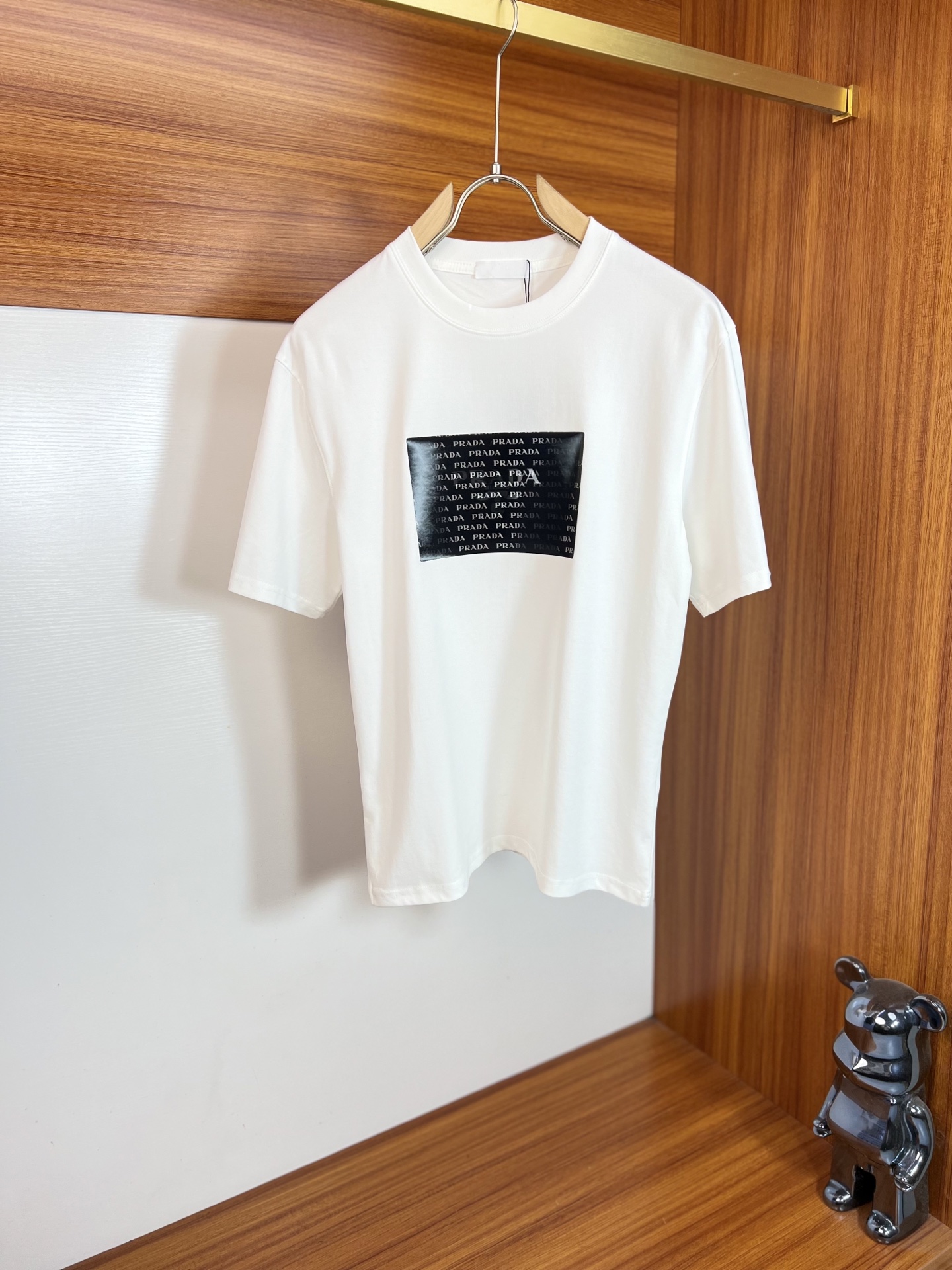 NO:760173,Prada/Prada 2026 spring and summer new products, complete with three labels, mercerized cotton round neck short-sleeved T-shirt, logo gradient process on the chest, good products need not be introduced too much, look at the details, counter size M-XXXL / recommended L,, prada, prada, T-shirt, tees, t-shirt,19860909Prada/普拉达 2026年春夏新品上新 三标齐全 丝光棉圆领短袖T恤 胸前logo渐变工艺 好货不用过多介绍 看细节 专柜码数M-XXXL /建议L,,prada,prada,T-shirt,tees，t-shirt,,Men's clothing