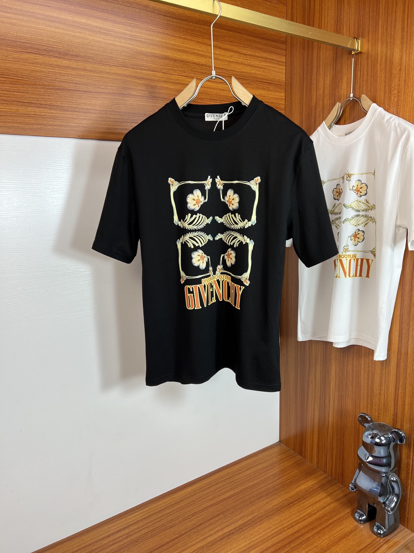NO:703556,give/Givenchy 2026 spring and summer new products, complete with three labels, mercerized cotton round neck short-sleeved T-shirt, counter size M-XXXL 175/140, recommended L,,givenchy,givenchy,T-shirt,tees,t-shirt,19860909give/纪梵希 2026年春夏新品上新 三标齐全 丝光棉圆领短袖T恤 专柜码数M-XXXL 175/140建议L,,givenchy,givenchy,T-shirt,tees，t-shirt,,Men's clothing