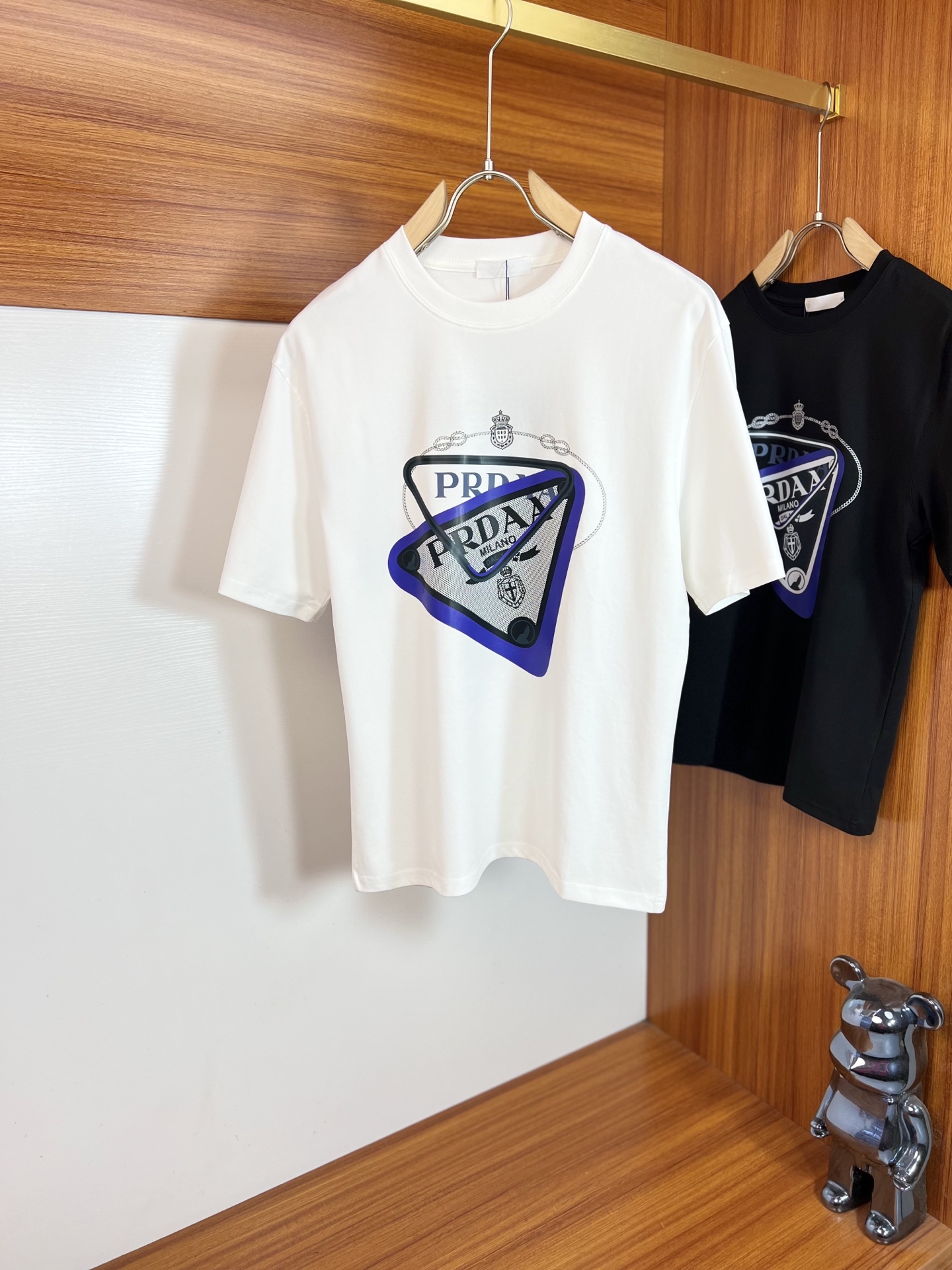 NO:703558,Prada/Prada 2026 spring and summer new products, complete with three labels, mercerized cotton round neck short-sleeved T-shirt, counter size M-XXXL 175/140, recommended L,, prada, prada, T-shirt, tees, t-shirt,19860909Prada/普拉达 2026年春夏新品上新 三标齐全 丝光棉圆领短袖T恤 专柜码数M-XXXL 175/140建议L,,prada,prada,T-shirt,tees，t-shirt,,Men's clothing