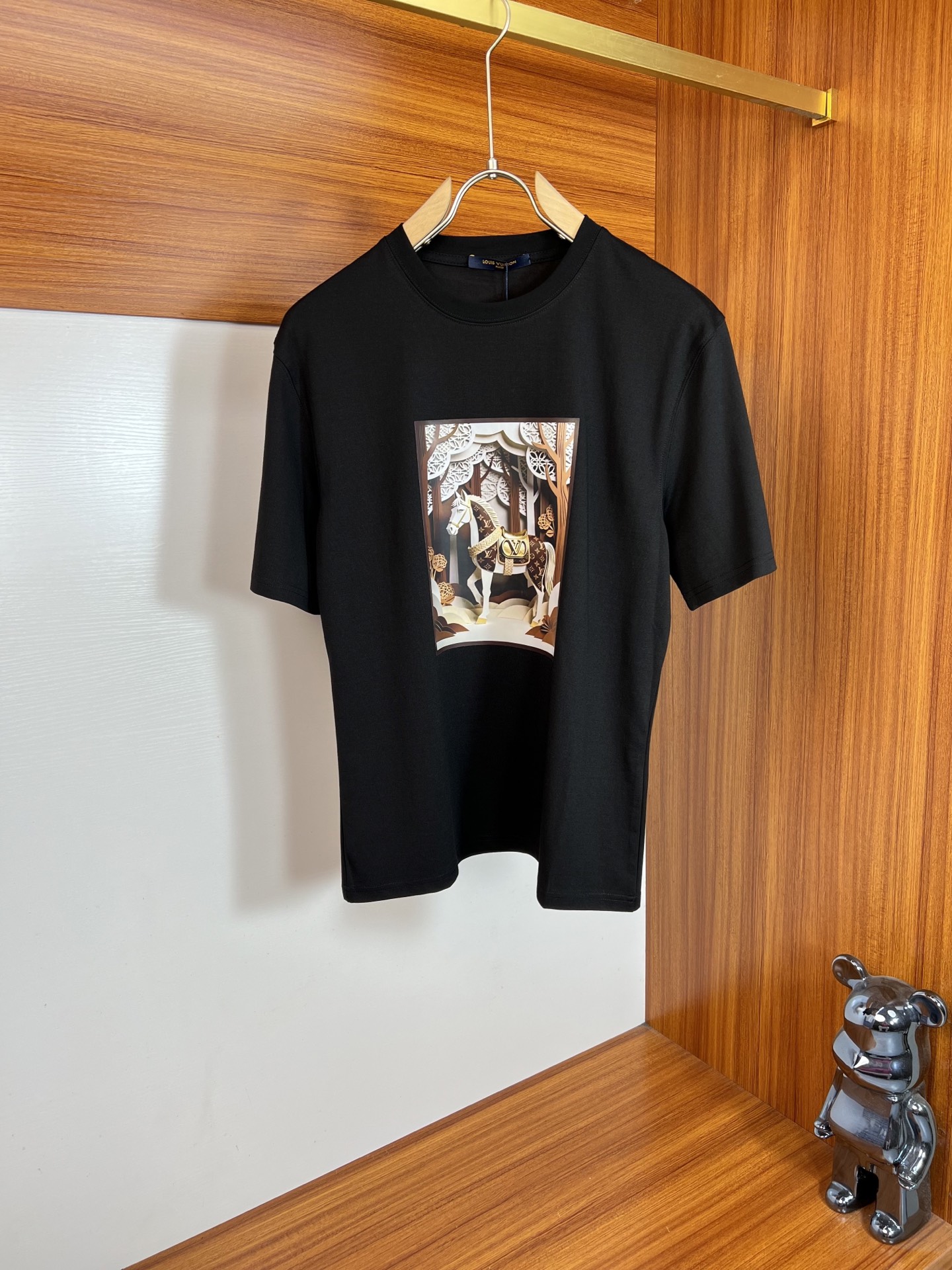 NO:848955,LV/Louis Vuitton 2026 spring and summer new products, complete with three labels, mercerized cotton round neck short-sleeved T-shirt, counter size M-XXXL / recommended L,, louis vuitton, louis vuitton, T-shirt, tees, t-shirt,19860909LV/路易威登 2026年春夏新品上新 三标齐全 丝光棉圆领短袖T恤 专柜码数M-XXXL /建议L,,louis vuitton,louis vuitton,T-shirt,tees，t-shirt,,Men's clothing