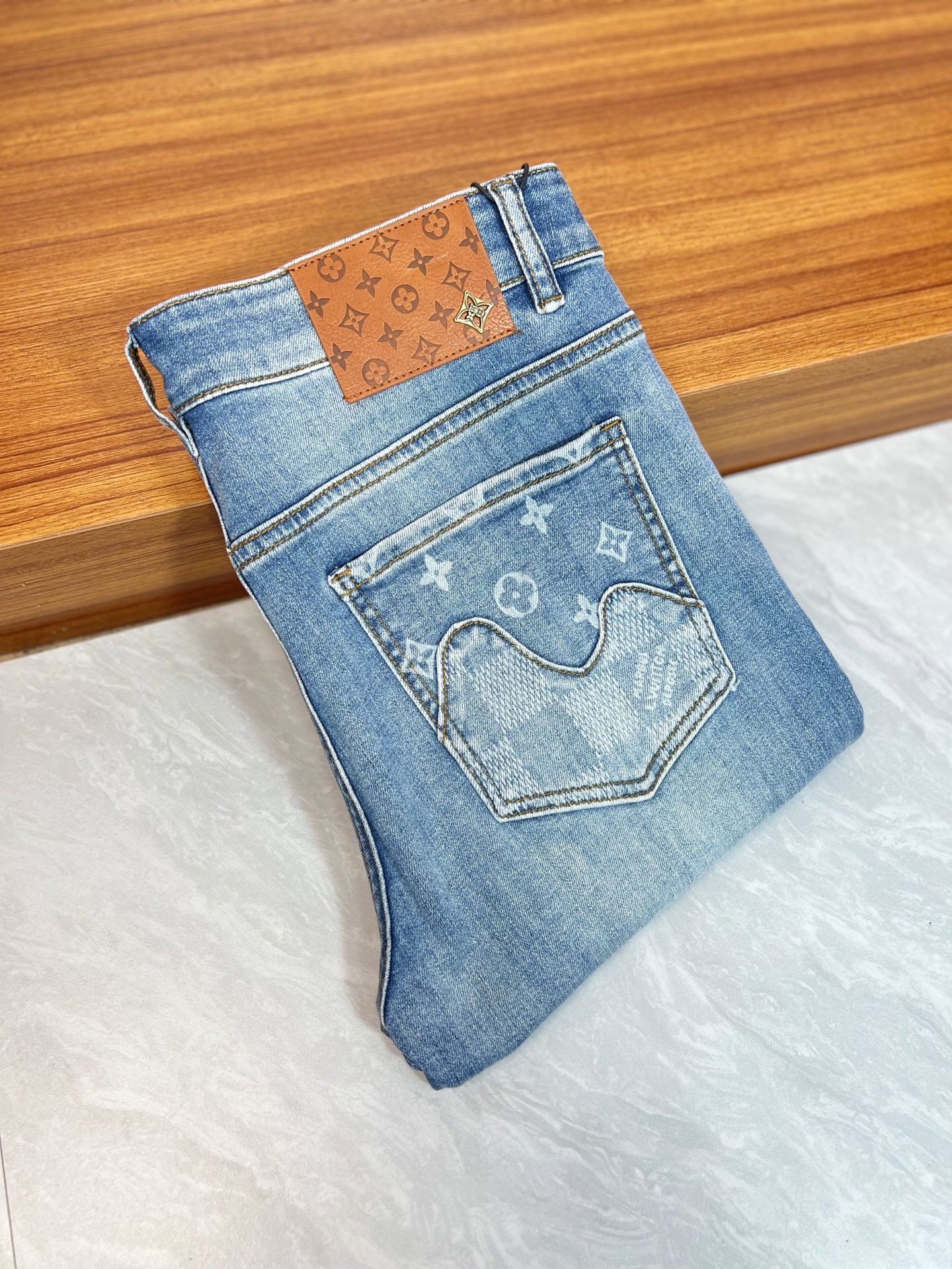 NO:917529,LV/Louis Vuitton 2026 spring and summer new products, complete with three labels, jeans, good products, no need to introduce too much, look at the details, counter size 29-38 / upper body size 32,, louis vuitton, louis vuitton, jeans,19860909LV/路易威登 2026春夏新品 三标齐全 牛仔裤 好货不用过多介绍 看细节 专柜码数29-38 /上身32码,,louis vuitton,louis vuitton,jeans,,Men's clothing