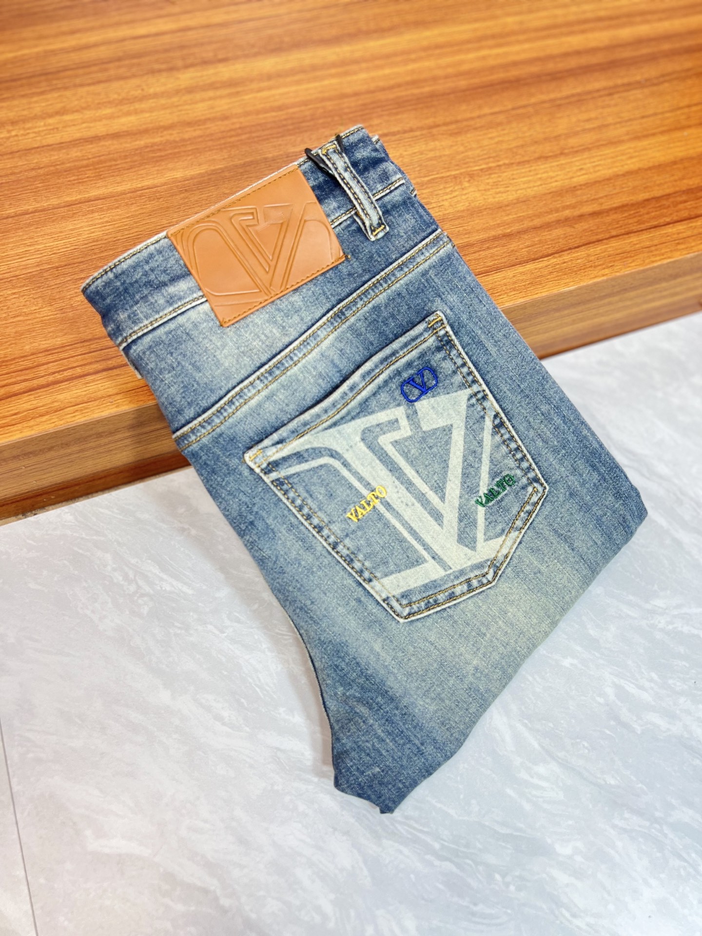 NO:917531,Valentino 2026 spring and summer new products, complete with three labels, jeans, good products, no need to introduce too much, look at the details, counter size 29-38 / upper body size 32,,valentino,jeans,19860909华伦天奴 2026春夏新品 三标齐全 牛仔裤 好货不用过多介绍 看细节 专柜码数29-38 /上身32码,,valentino,jeans,,Men's clothing