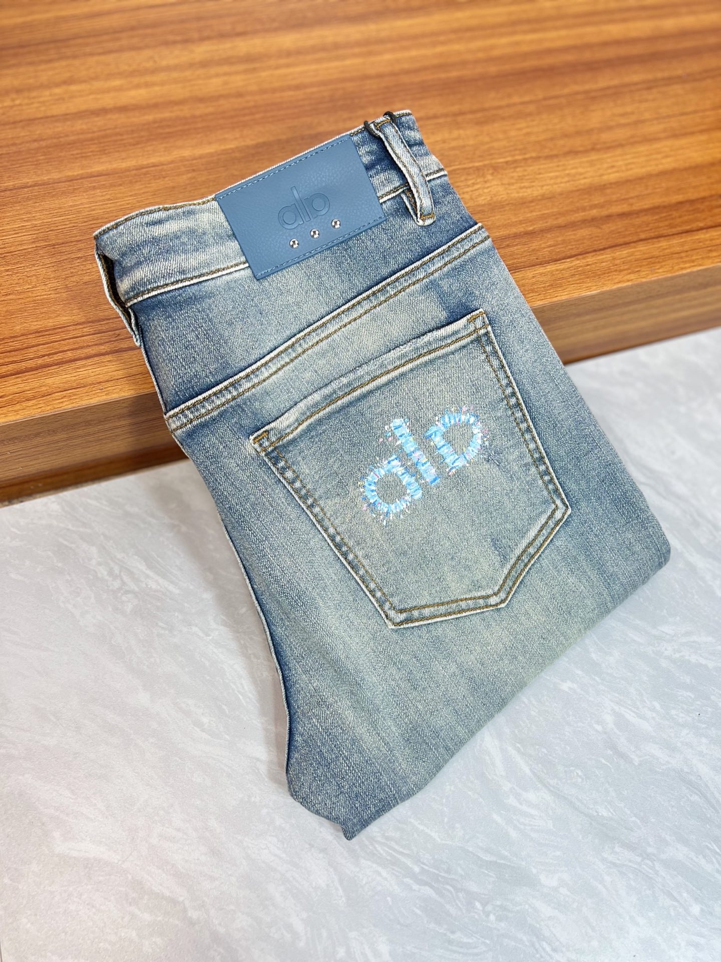 NO:917536,alo 2026 spring and summer new products, complete with three labels, jeans, good products, no need to introduce too much, look at the details, counter size 29-38 / upper body size 32,,jeans,19860909alo 2026春夏新品 三标齐全 牛仔裤 好货不用过多介绍 看细节 专柜码数29-38 /上身32码,,jeans,,Men's clothing