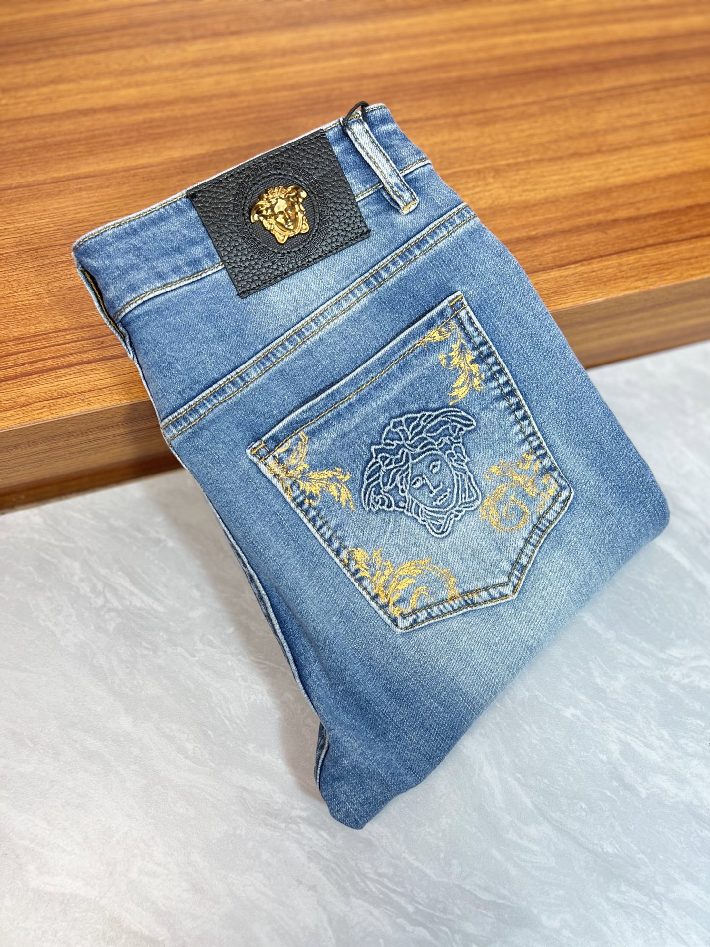 NO:917541,Versace/Versace 2026 spring and summer new products, complete with three labels, jeans, good products, no need to introduce too much, look at the details, counter size 29-38 / upper body size 32,,versace,versace,jeans,19860909Versace/范思哲 2026春夏新品 三标齐全 牛仔裤 好货不用过多介绍 看细节 专柜码数29-38 /上身32码,,versace,versace,jeans,,Men's clothing