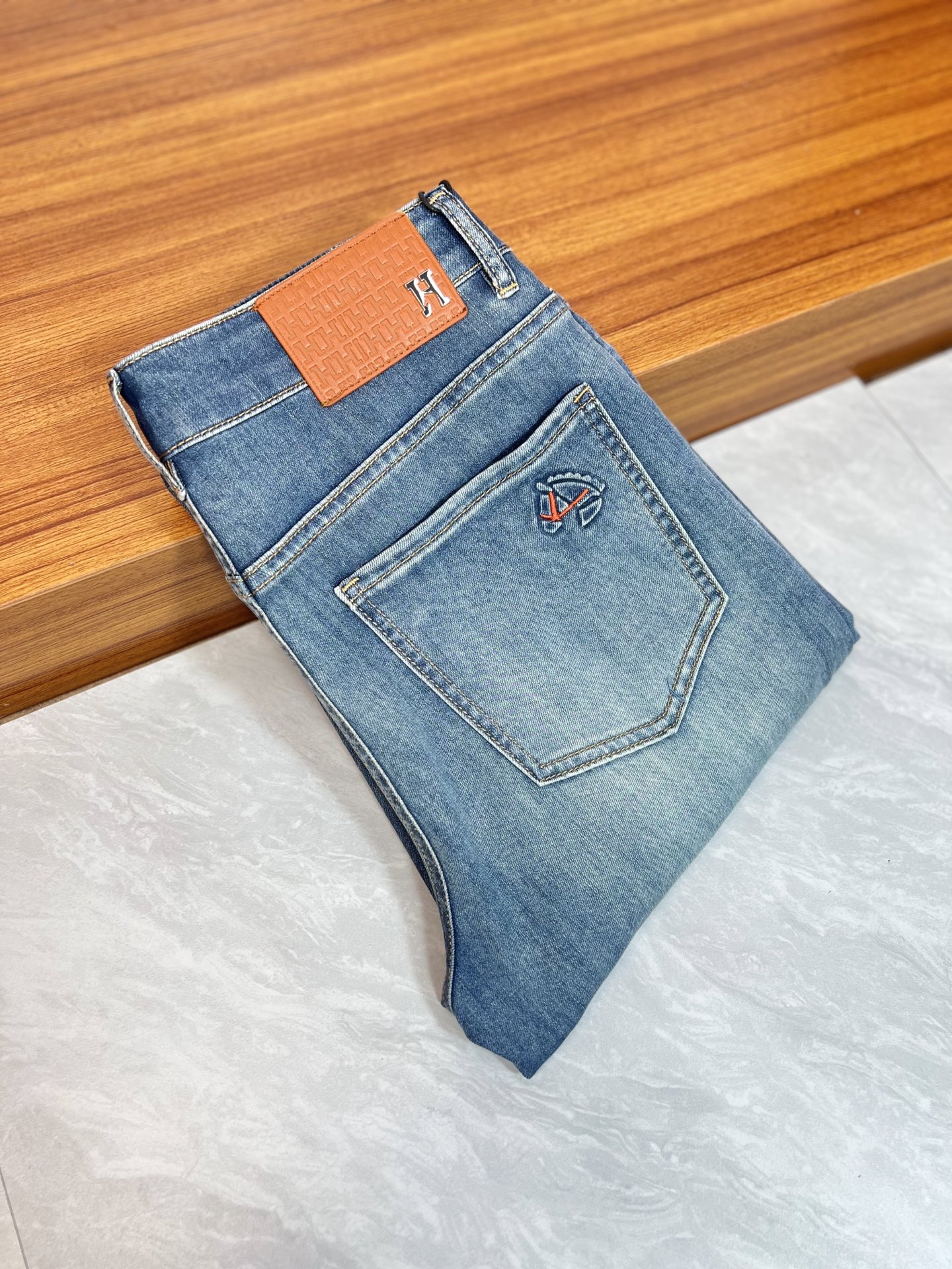 NO:917537,Hermes/Hermès 2026 spring and summer new products, complete with three labels, jeans, good products, no need to introduce too much, look at the details, counter size 29-38 / upper body size 32,, hermes, hermes, jeans,19860909Hermes/爱马仕 2026春夏新品 三标齐全 牛仔裤 好货不用过多介绍 看细节 专柜码数29-38 /上身32码,,hermes,hermes,jeans,,Men's clothing