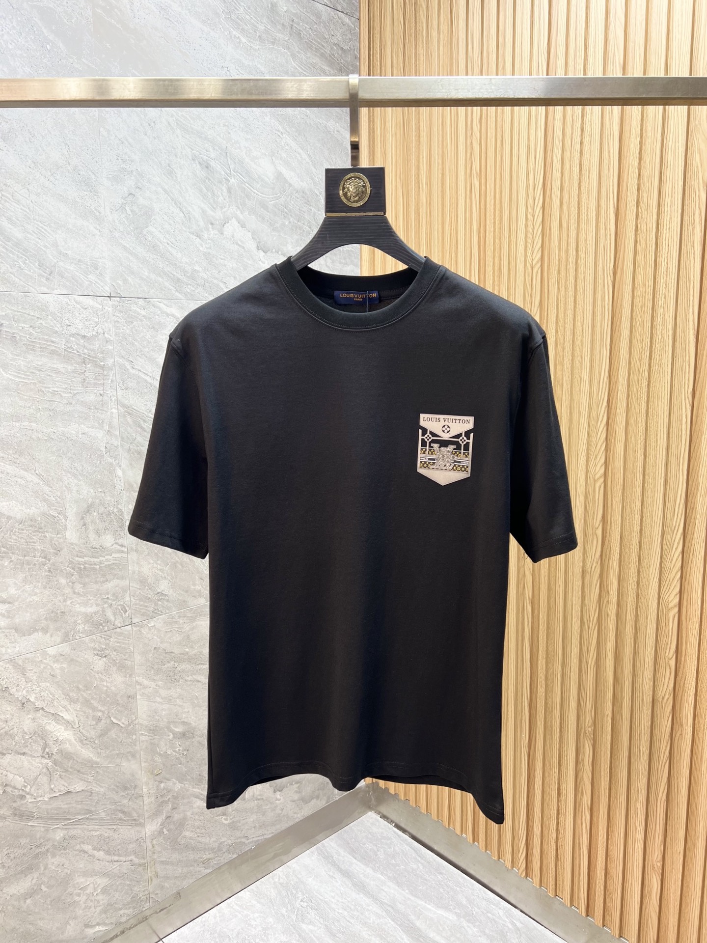 NO:759994,LV/Louis Vuitton 2026 spring and summer new products, complete with three labels, mercerized cotton round neck short-sleeved T-shirt, counter size M-XXXL / recommended L,, louis vuitton, louis vuitton, T-shirt, tees, t-shirt,19860909LV/路易威登 2026年春夏新品上新 三标齐全 丝光棉圆领短袖T恤 专柜码数M-XXXL /建议L,,louis vuitton,louis vuitton,T-shirt,tees，t-shirt,,Men's clothing