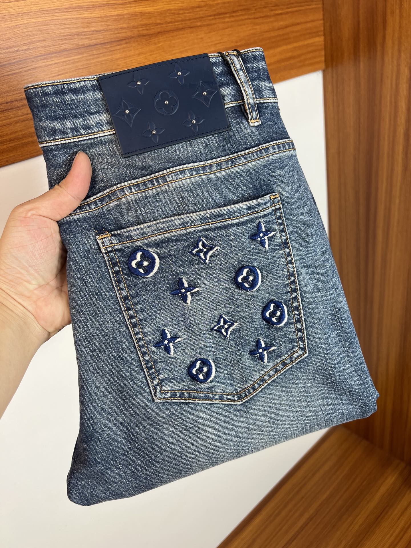 NO:760018,LV/Louis Vuitton 2026 spring and summer new products, complete with three labels, jeans, good products, no need to introduce too much, look at the details, counter size 29-38 / upper body size 32,, louis vuitton, louis vuitton, jeans,19860909LV/路易威登 2026春夏新品 三标齐全 牛仔裤 好货不用过多介绍 看细节 专柜码数29-38 /上身32码,,louis vuitton,louis vuitton,jeans,,Men's clothing