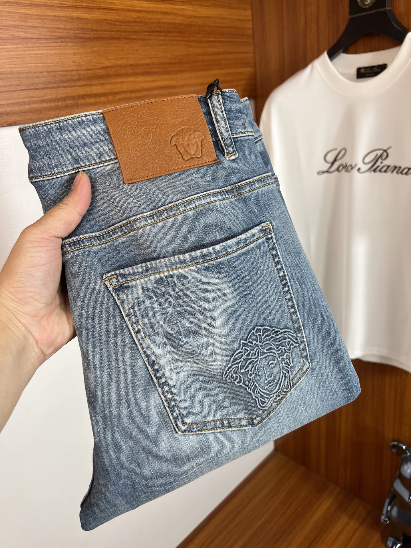 NO:760026,Versace/Versace 2026 spring and summer new products, complete with three labels, jeans, good products, no need to introduce too much, look at the details, counter size 29-38 / upper body size 32,,versace,versace,jeans,19860909Versace/范思哲 2026春夏新品 三标齐全 牛仔裤 好货不用过多介绍 看细节 专柜码数29-38 /上身32码,,versace,versace,jeans,,Men's clothing